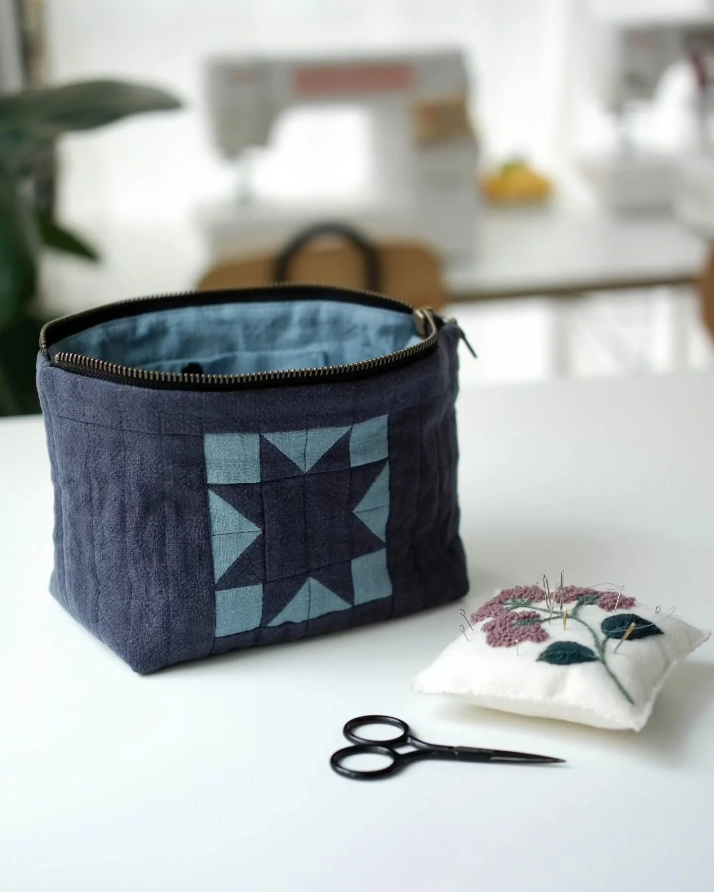 First little project of the year. 

I wanted to make a new project bag for my embroidery stuff, mainly to have a little inside pocket for the scissors, needle threader etc. 

At first I cut it in a form of #laolminipouch, I use those a lot for knitti