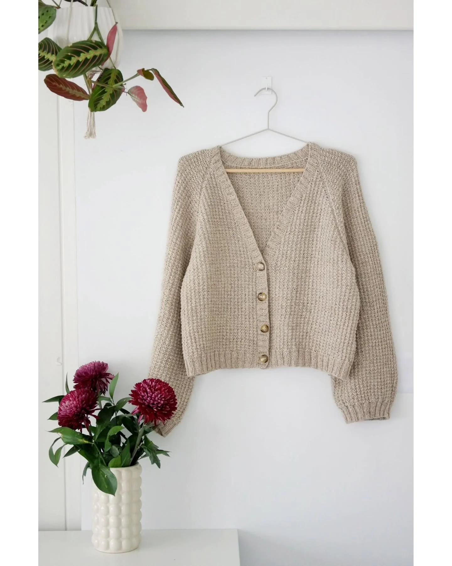 My newest finished knit 🫶

I started this project in August and finished the body somewhere around November. Then I started to work on the double knitted button band and it really didn't work out for me with this yarn (it's me, not the yarn, but nex