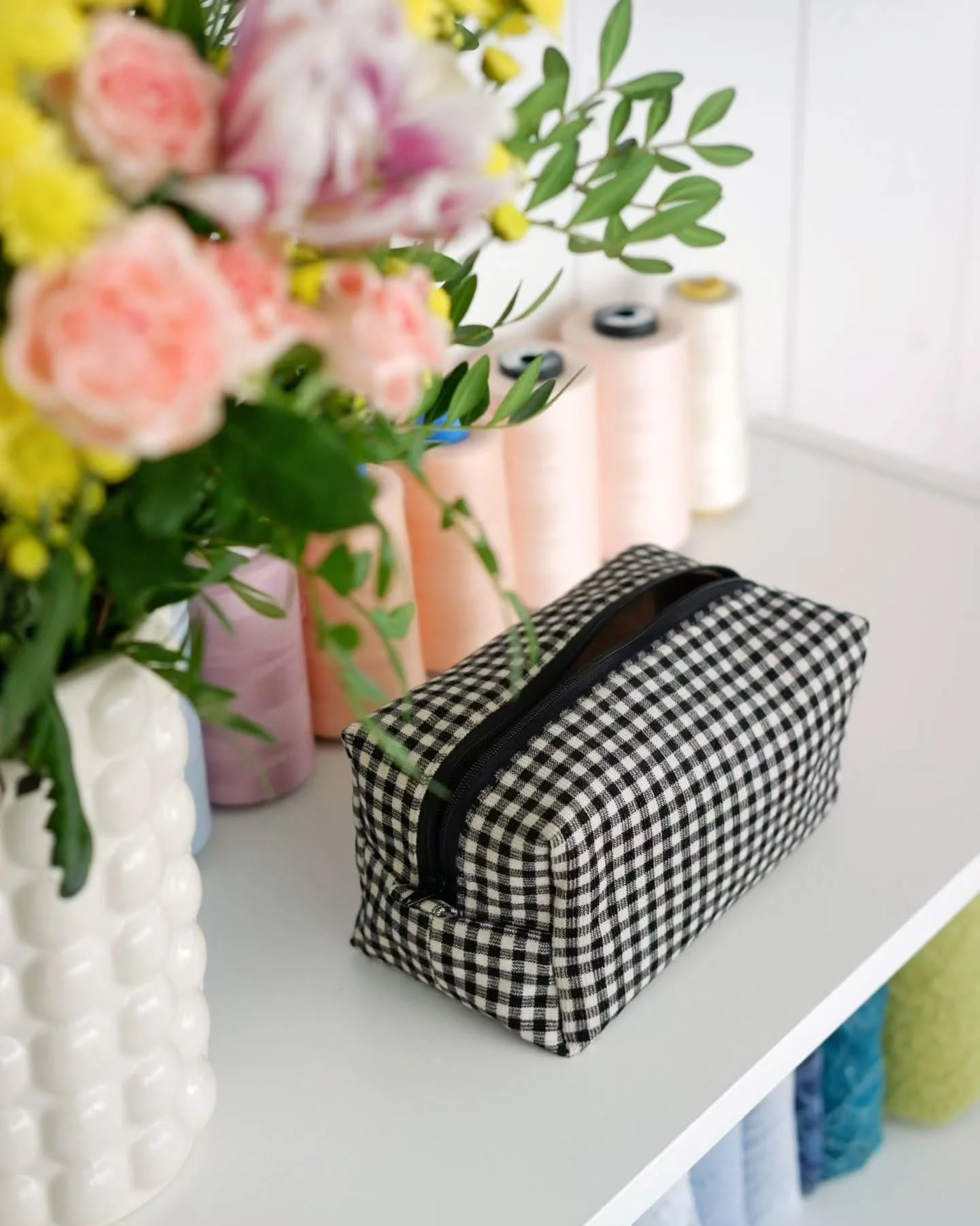 Some recently made boxy zipper pouches 🪡.

I wanted to make one of this type of pouches for a class sample for my students, so I made the pink gingham one with some default measurements from a Pinterest image. For that one I quilted the exterior lay