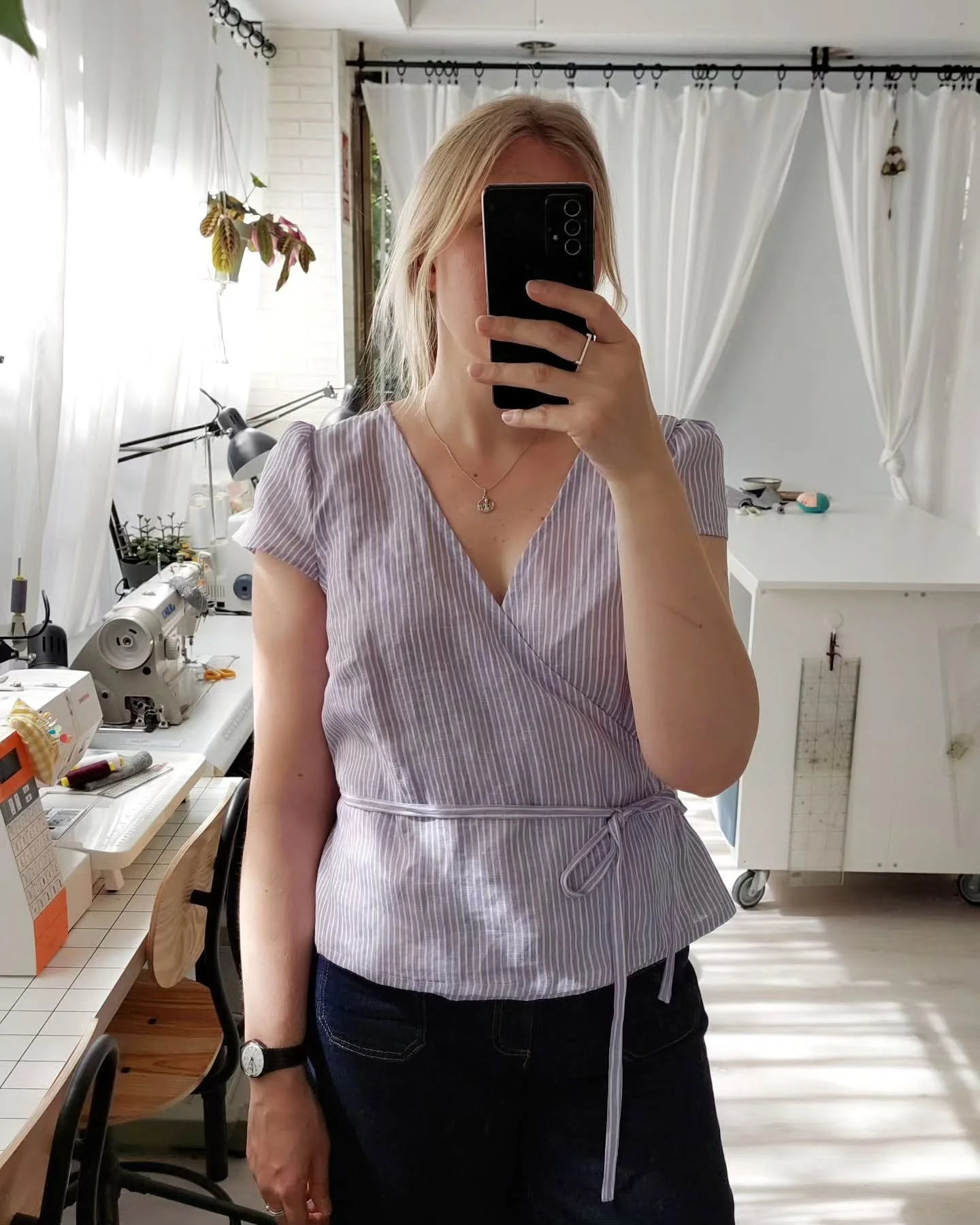 Easter break sewing part II ☀️:

the second project I finished was this wrap top in linen. This is the first test with my own pattern for this style, but made in a fabric that's actually wearable. 
As always, there are a couple of tweaks to be made, 