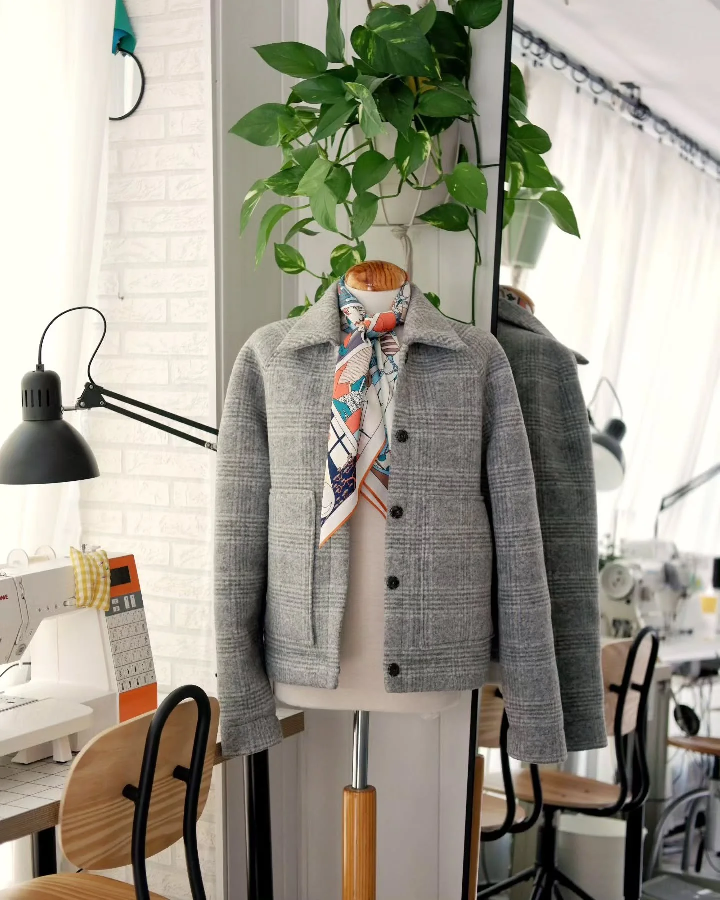 Easter break sewing part III ☀️:

The last project I worked on during my sewing vacation, was this jacket. I am so happy with that one because it turned out even better than I had hoped for 🖤.

I knew I wanted to sew with this amazing fabric I got b