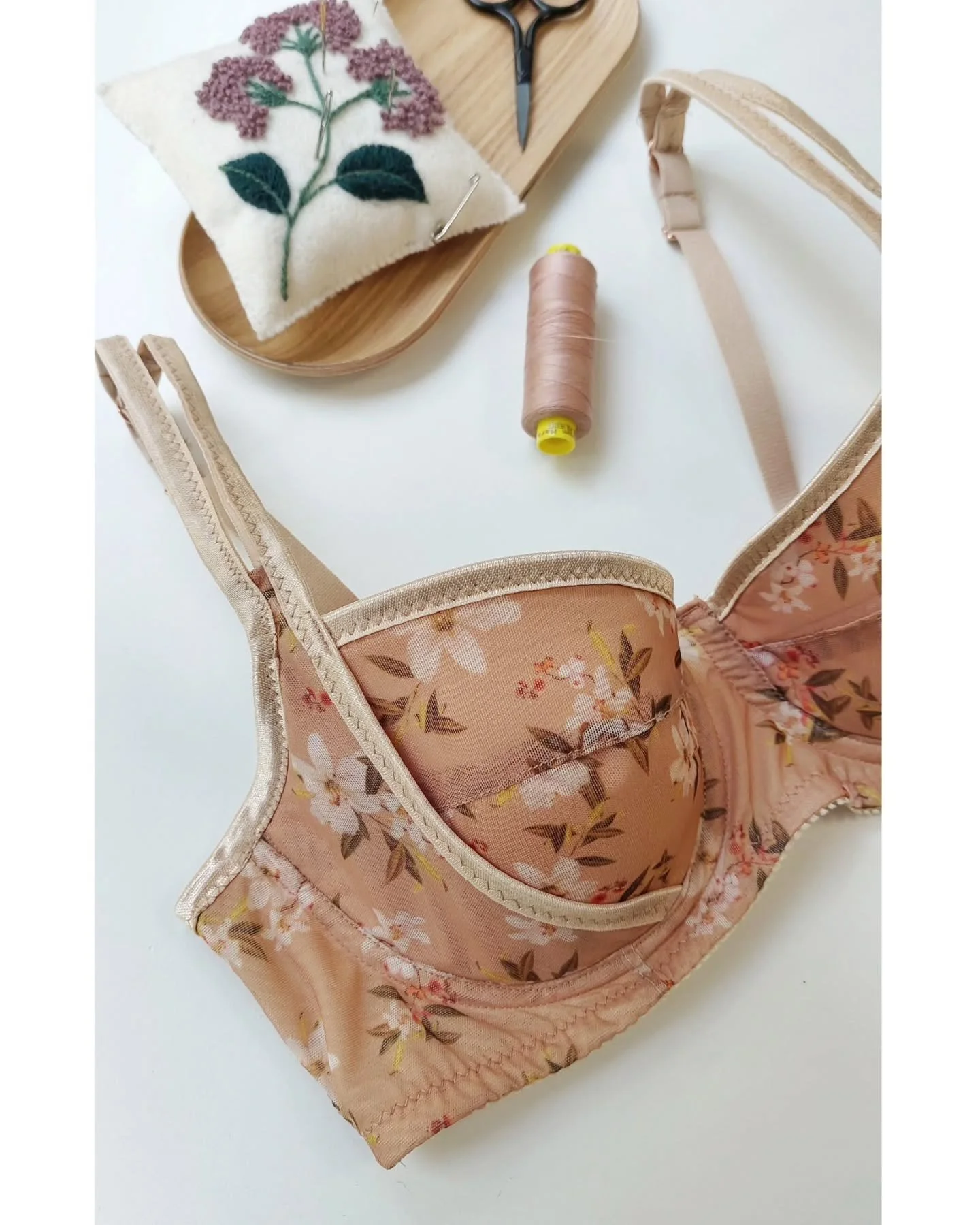 Some beautiful class makes lately 💘

- #blackbeautybra with floral stretch mesh and foam made by Angelina (pattern by @emeralderinsews) 
- the same pattern, this time in lace and foam made by Megan
- self drafted bralette made by Rebeca
- #hannabral