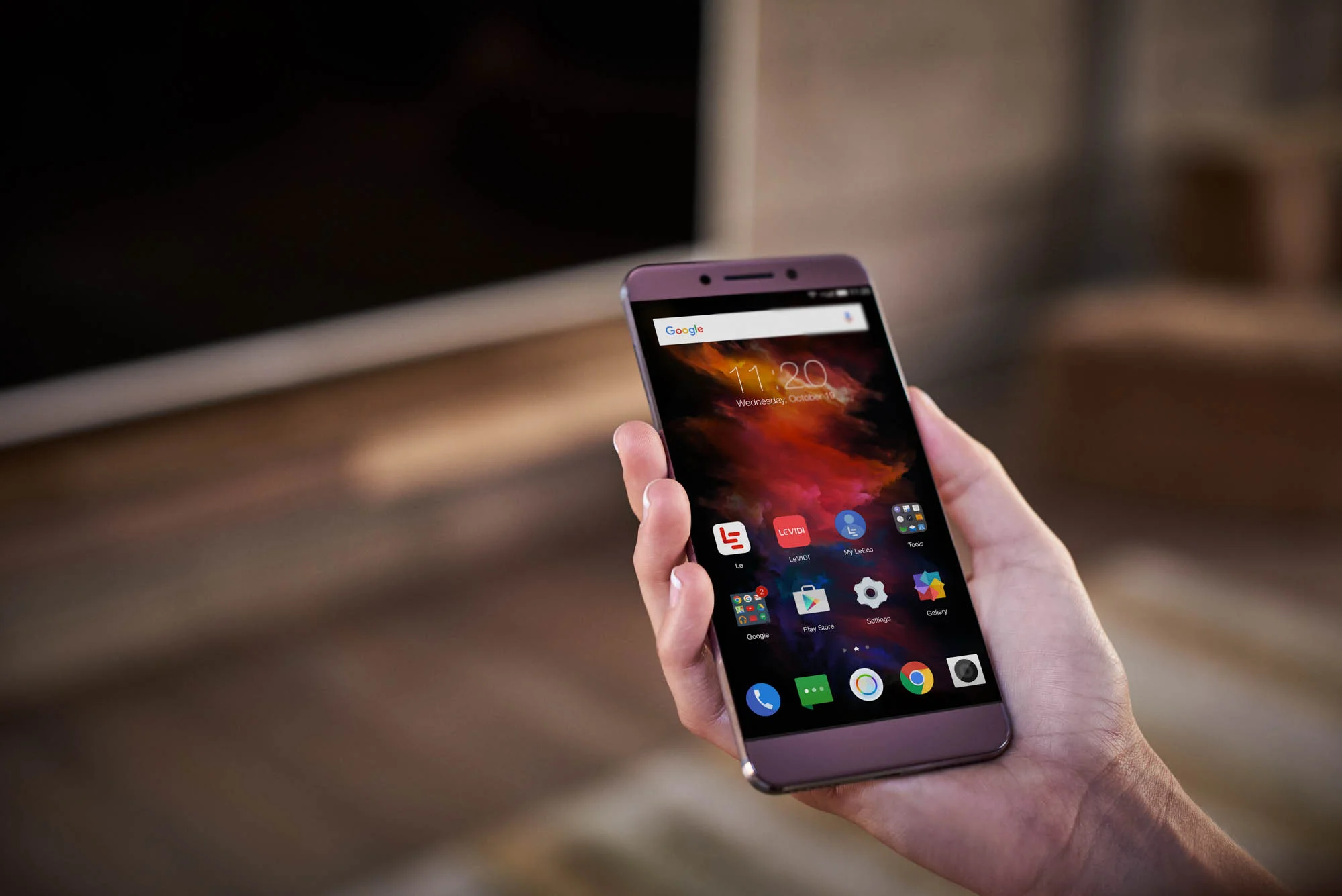 LeEco phone in hand