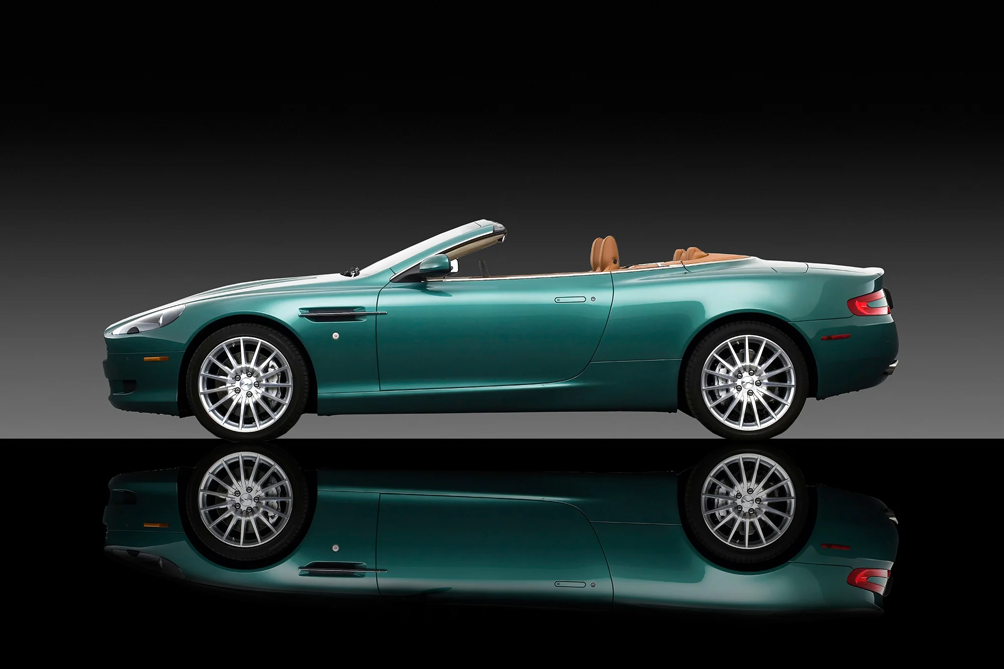 Aston-DB9-(004)-Volante comp.jpg