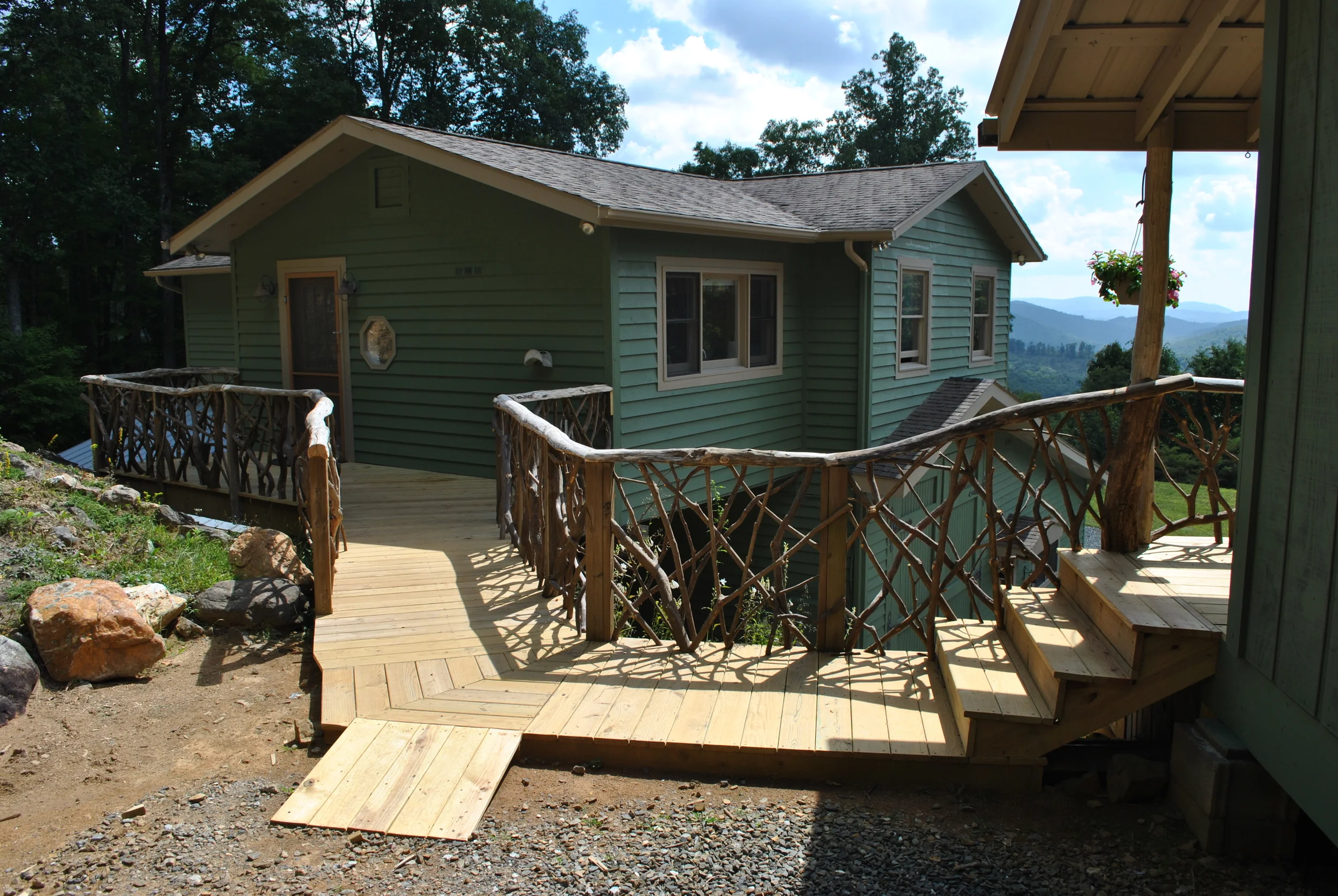  The Willet Nest includes a one-level main house and a cottage attached by a walkway 
