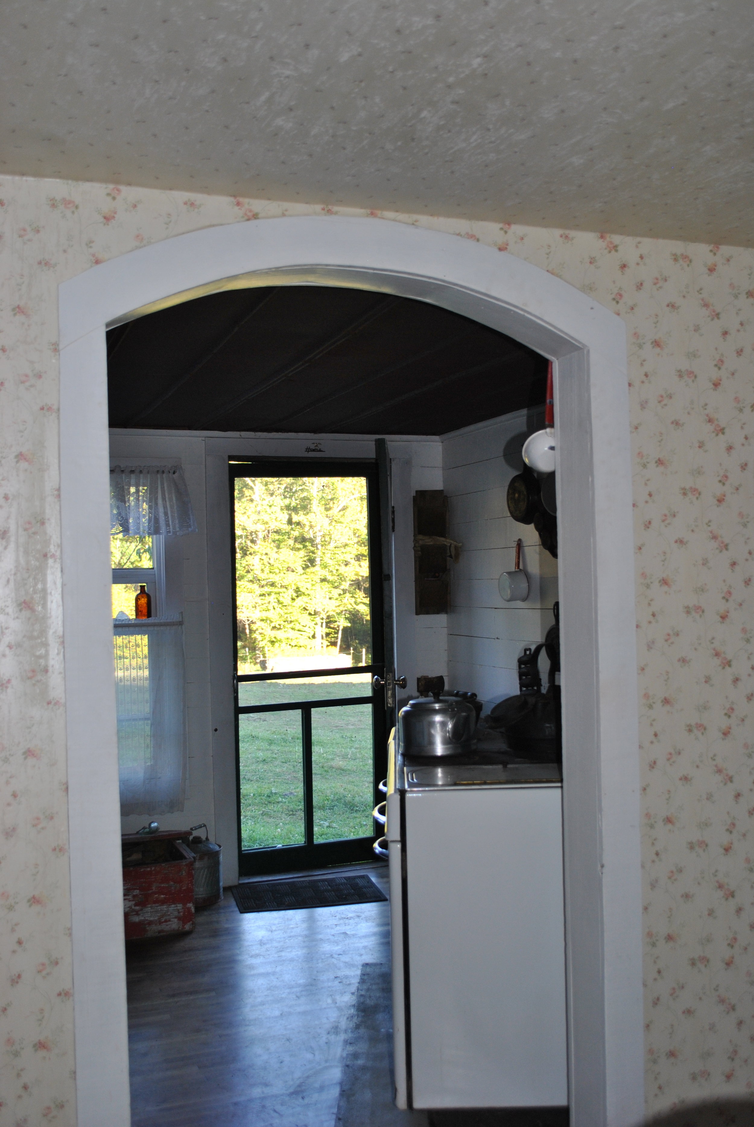Archway from dining area into kitchen