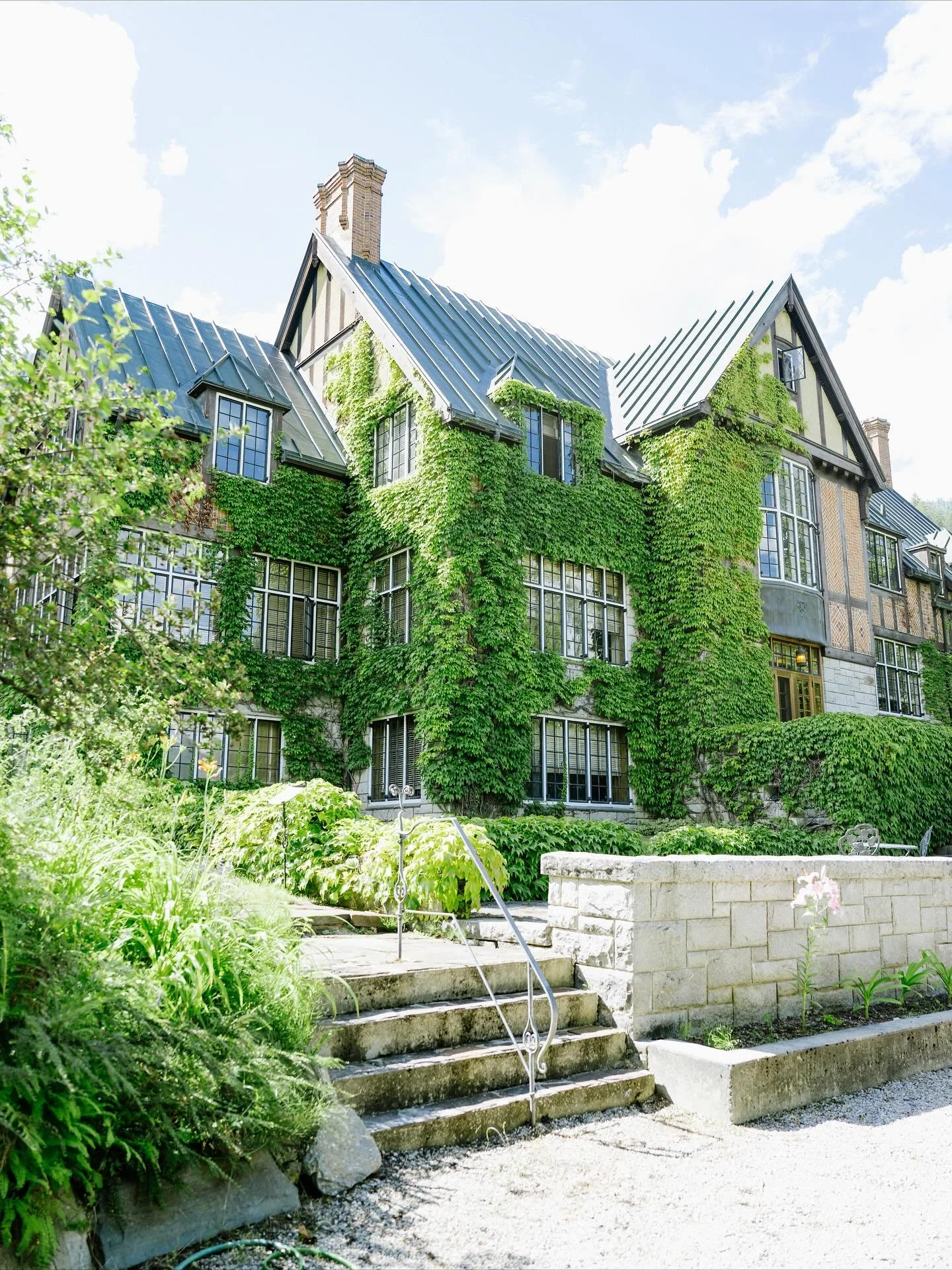 She isn&rsquo;t just a wedding venue but a beautiful mansion nestled in British Columbia by the most beautiful lakes. @mansioninthemountains 
.
.
#bc #bcweddingvenue #blaylockmansion #bcwines #destinationwedding #yycweddingphotographer