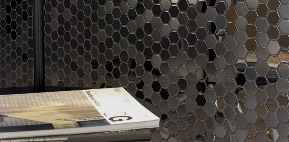 metal_acero_hexagon_highlights_ambiente_bigs_001.jpg