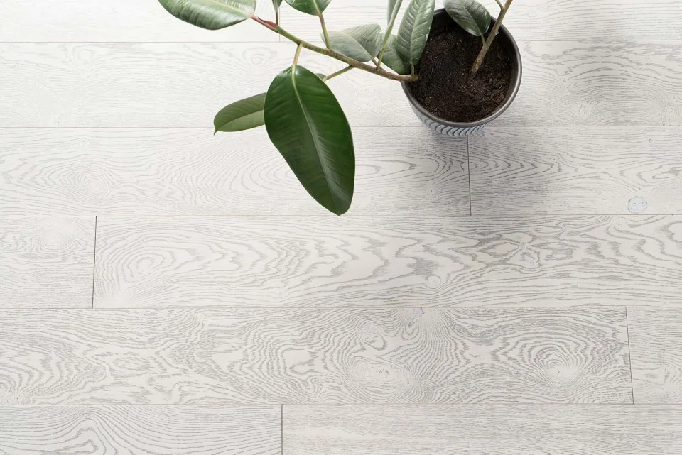 Oak_Industrial_TITAN_brushed_matt-lacq_closeup_web-960x641.jpg