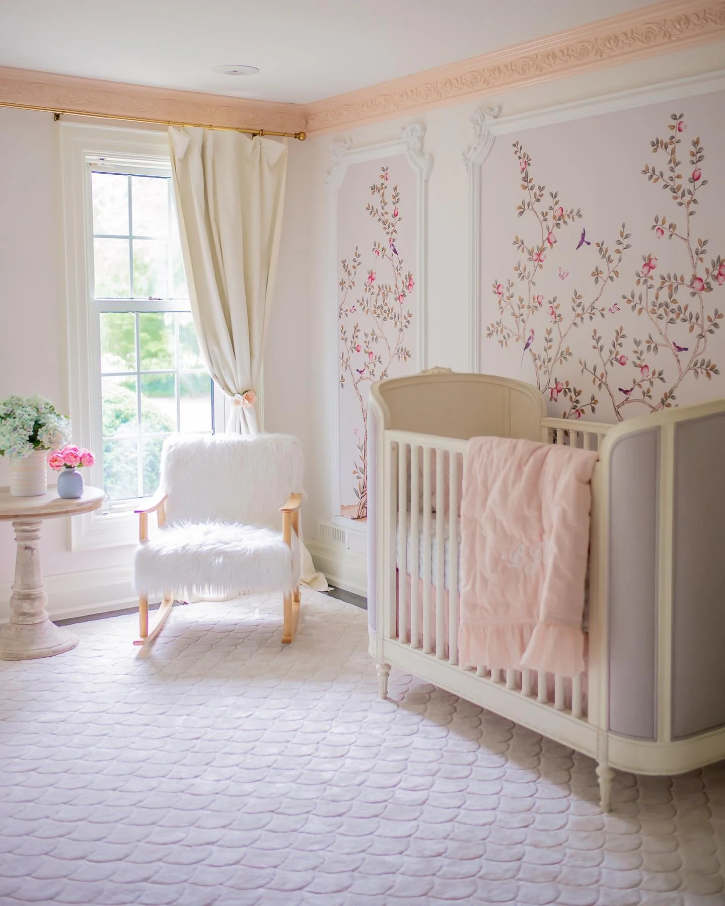  Image from Tempaper   Framing your wallpaper like this allows you to have the best of both worlds, a gorgeous pattern that doubles as artwork.  