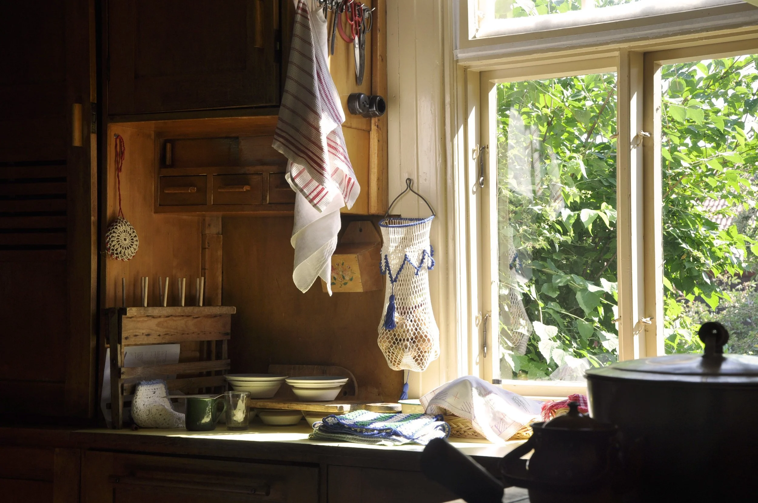 Well-ventilated kitchen prepared for an oven self-cleaning cycle