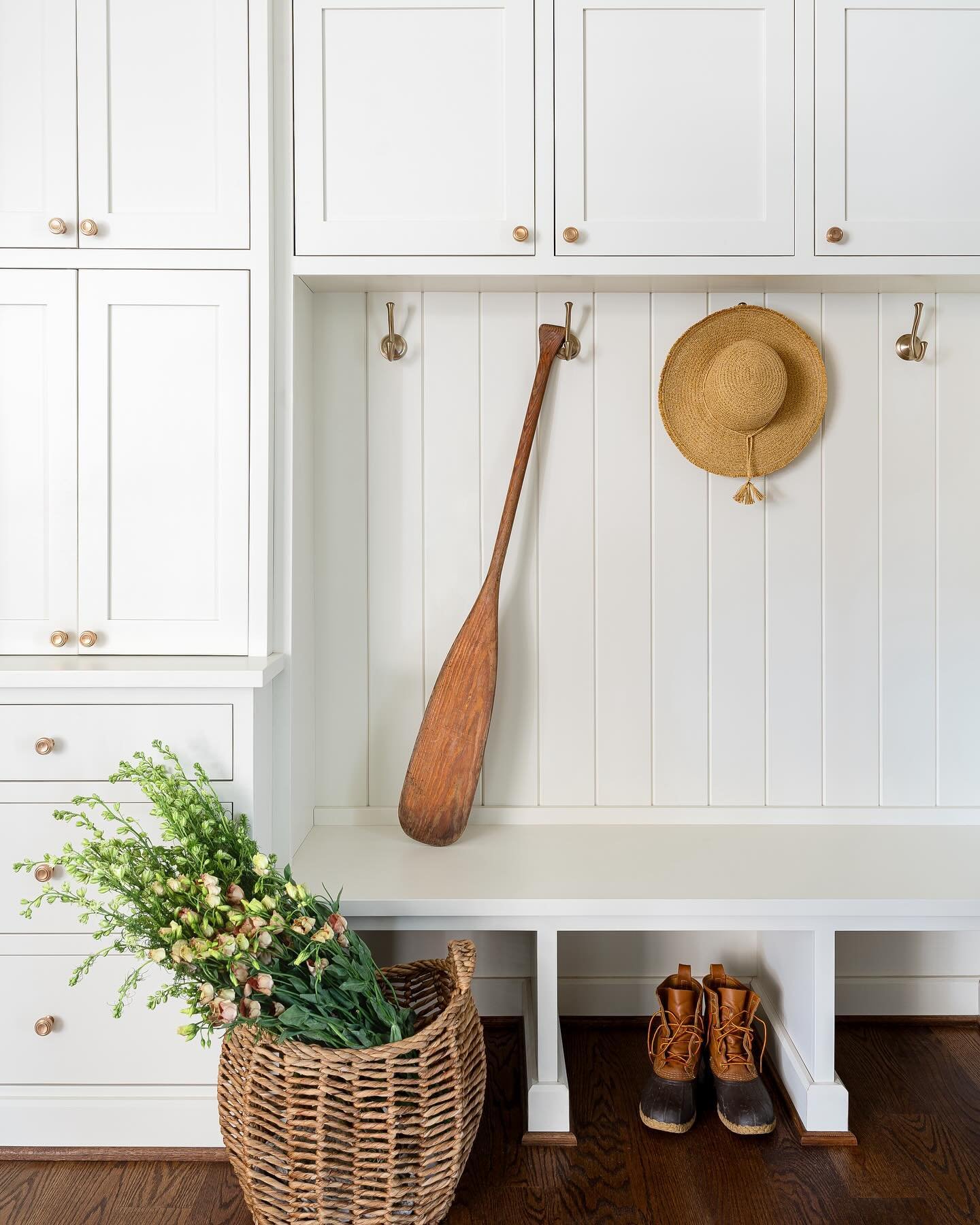 Blackstone season has officially started and this mudroom is fully embracing spring 🌷🌻🥾

Design: @karltonkellyinteriors 
Architect: @mv.architects 
Photo: @ianmichelman 

#interiors #interiordesign #architecture #mudroom #interiorphotography