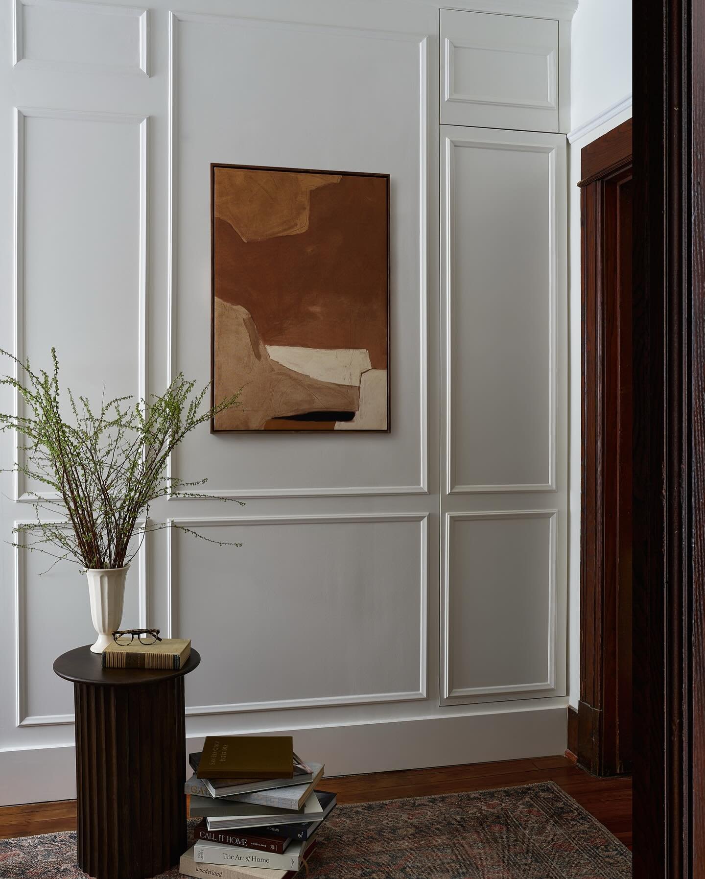 This entryway healed my inner child &gt;&gt; swipe to reveal a secret door 🤫🕵️&zwj;♂️

Arch + Design: @mv.architects 
Props: @propupshopbmore 
Photos: @ianmichelman