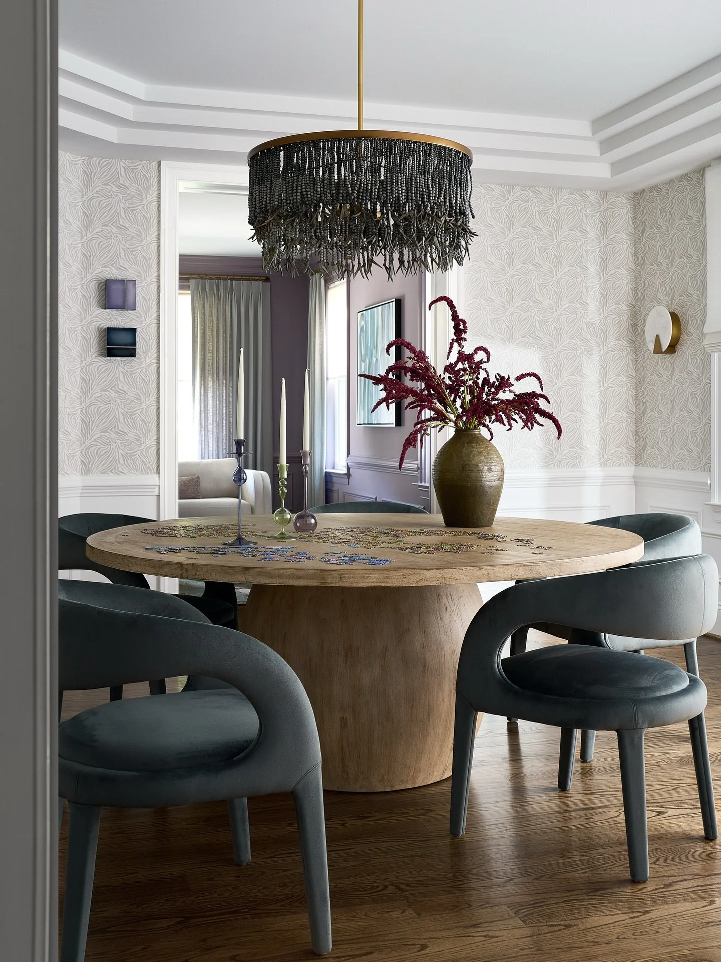 This layered dining room designed by @juliegstudio was made personal through the thoughtful integration of original artwork. From soft abstractions to graphic color play, every piece was intentionally selected to reflect her client’s personalit