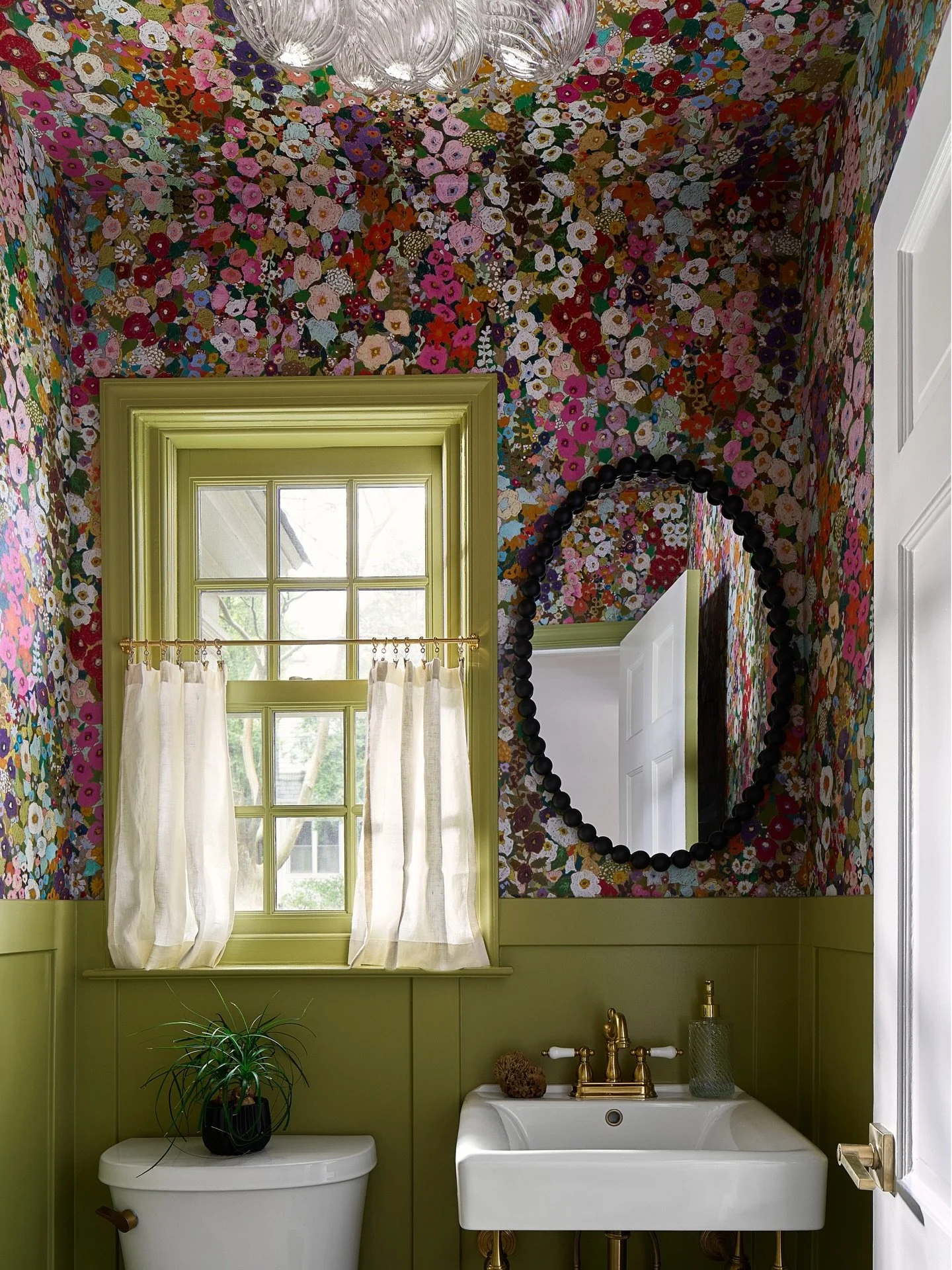 Millennial gray HATES to see @guildproperties coming 😍
The colors, the vibes, the personality - 10s across the board! 🤌🏻
Design + Renovation: @guildproperties 
Artist Print (Slide 4): @carinatenagliaart 
Photos: @ianmichelman