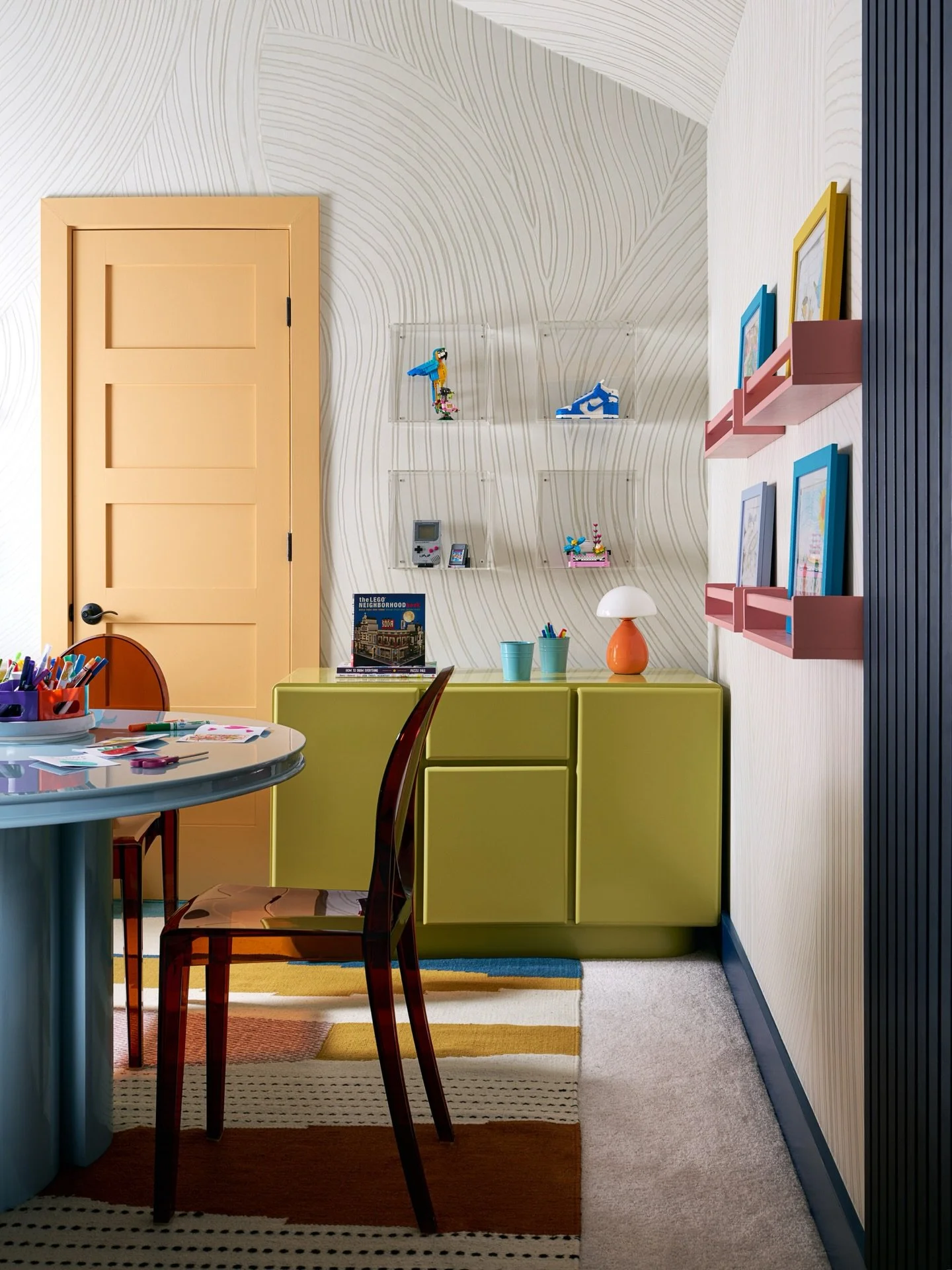 Just had to share this perfectly colorful art room on this perfectly beautiful Friday afternoon ☀️🎨🖌️🧸

Design: @morrowdesignstudios @jennadmorrow
Photos: @ianmichelman