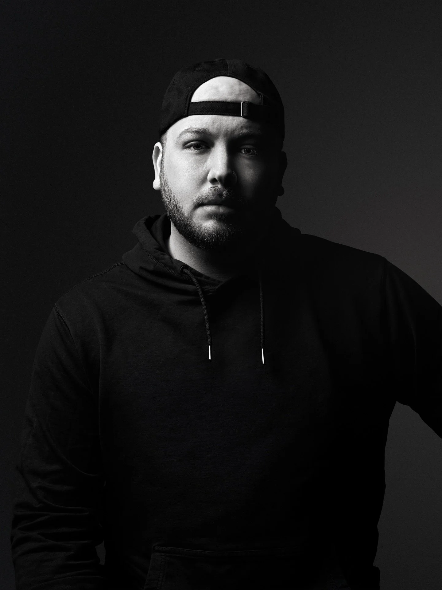 After 5+ years of using the same photo to represent me and my business, I decided it was due for an update. A lil Rembrandt, a lil b&amp;w&hellip; is there anything more Ian? Just missing a coffee 🤙🏻