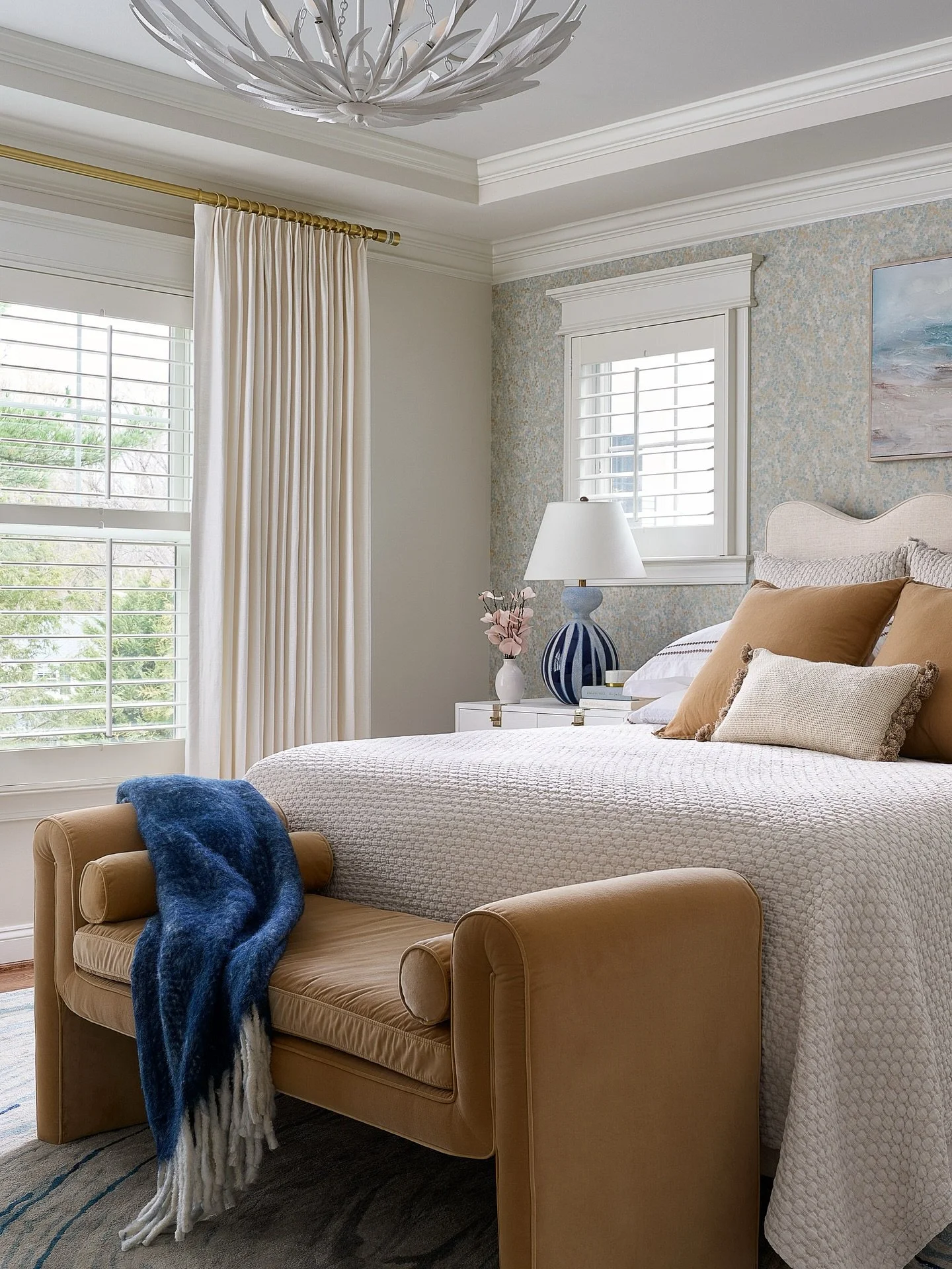 She shines at every angle ✨🙌🏻

Also nothing beats well-trained curtains&hellip; I can look at those folds all day. Is that weird?

Design: @aligned.design.interiors 
Photos: @ianmichelman