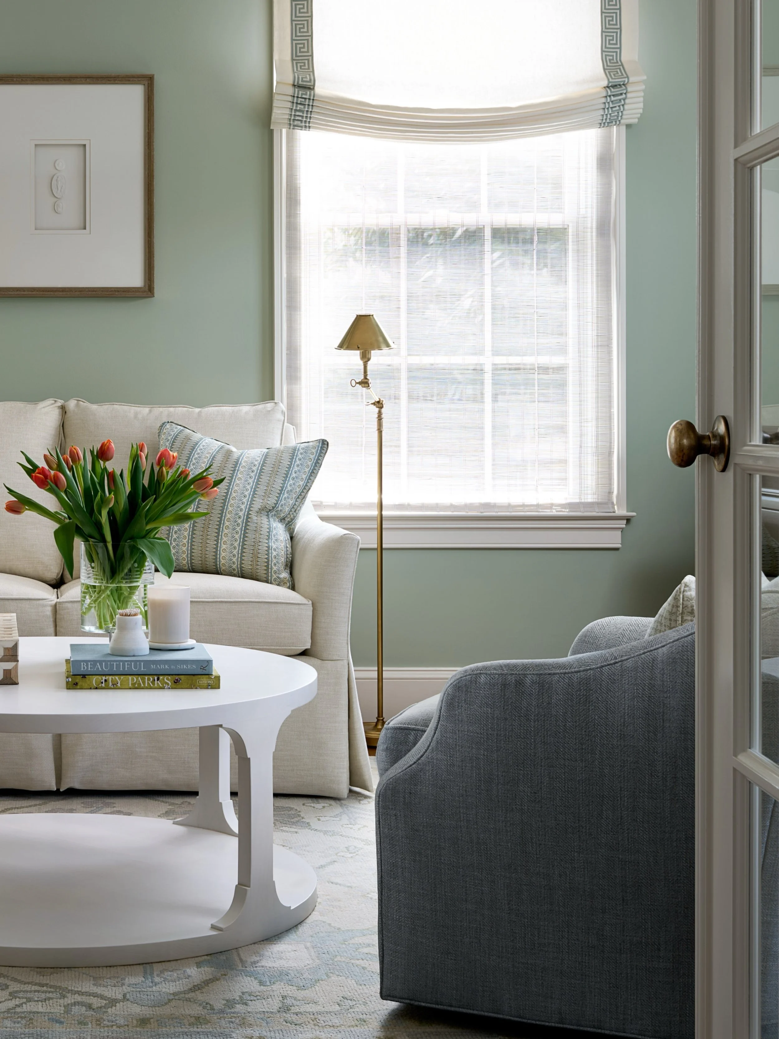 Which room are you choosing to burrow in? I would happily plant my butt on any of those sofas. 

Design: @karltonkellyinteriors 
Photos: @ianmichelman