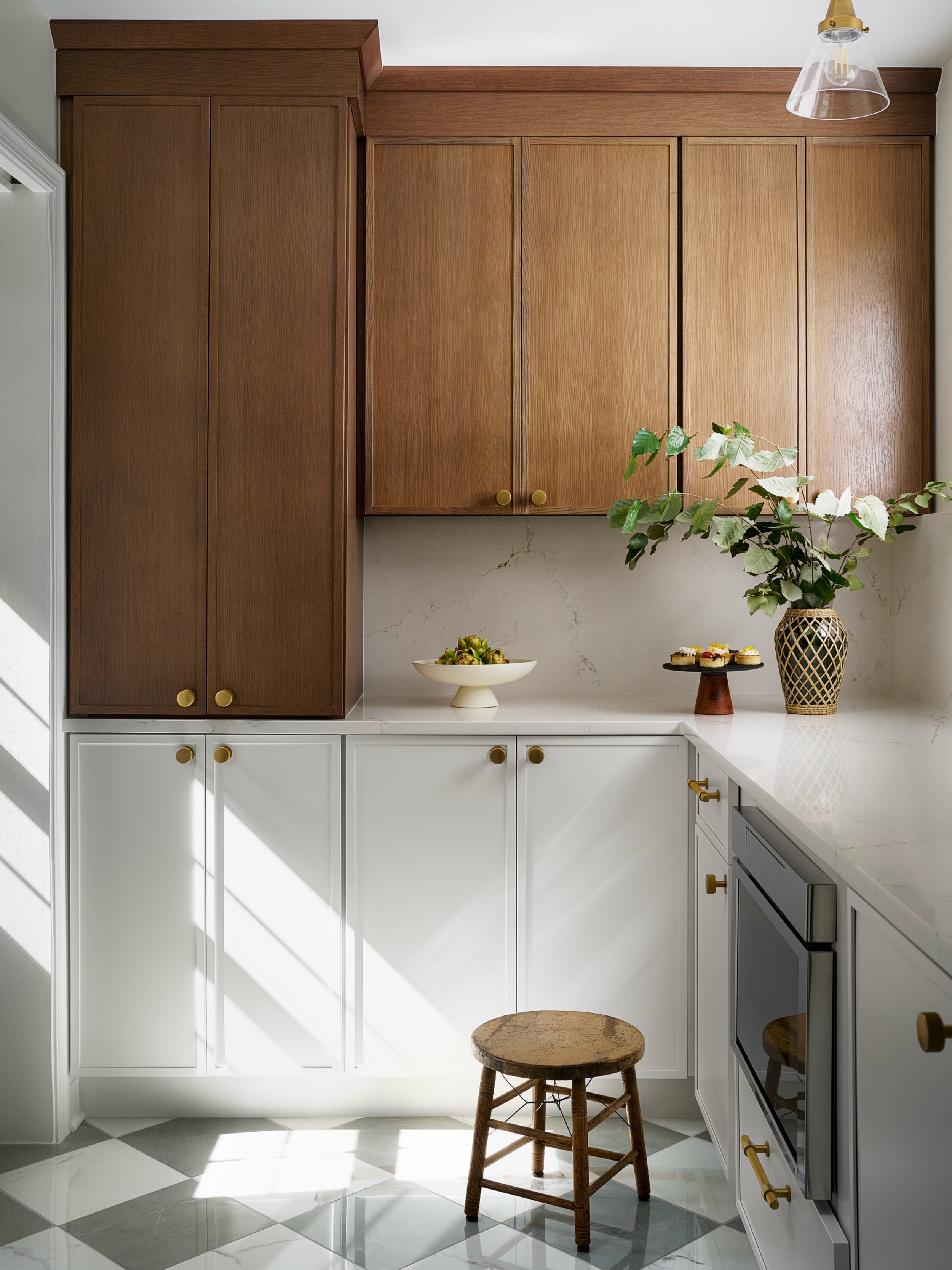 A lil&rsquo; kitchen &amp; powder bath combo packed with a lot of soul. Galley kitchens are notoriously difficult to photograph, and I imagine even more difficult to design and build.

@guildproperties knocked it out of the park (per usual) and creat