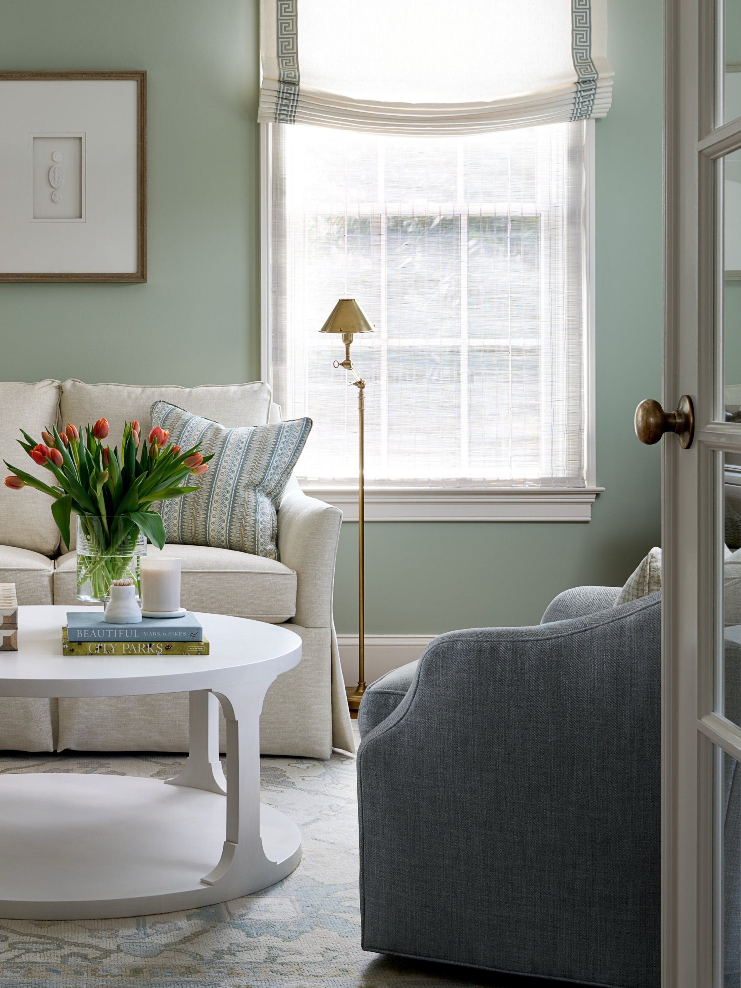 Which room are you choosing to burrow in? I would happily plant my butt on any of those sofas. 

Design: @karltonkellyinteriors 
Photos: @ianmichelman