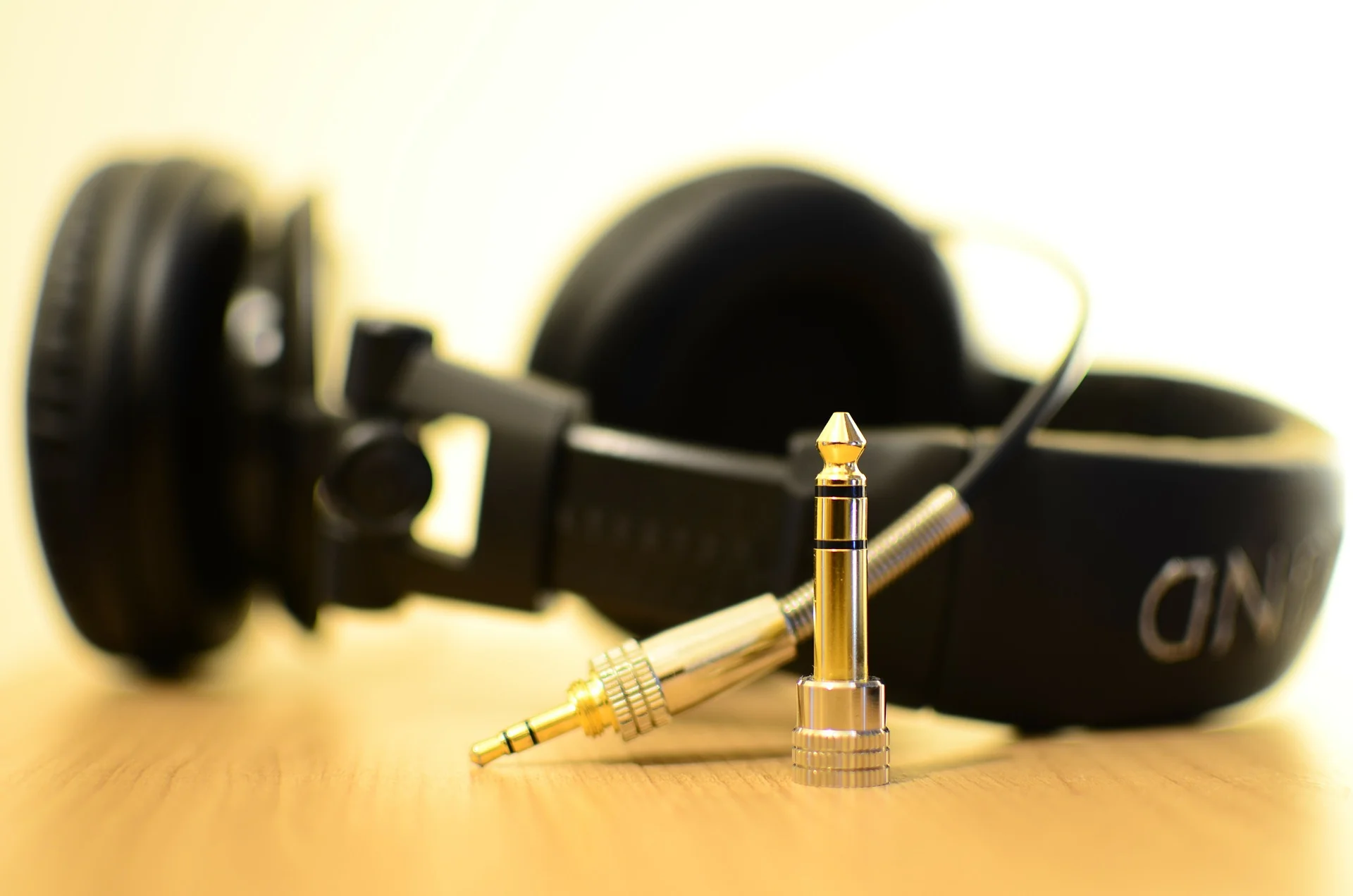 headphones-141301_1920.jpg