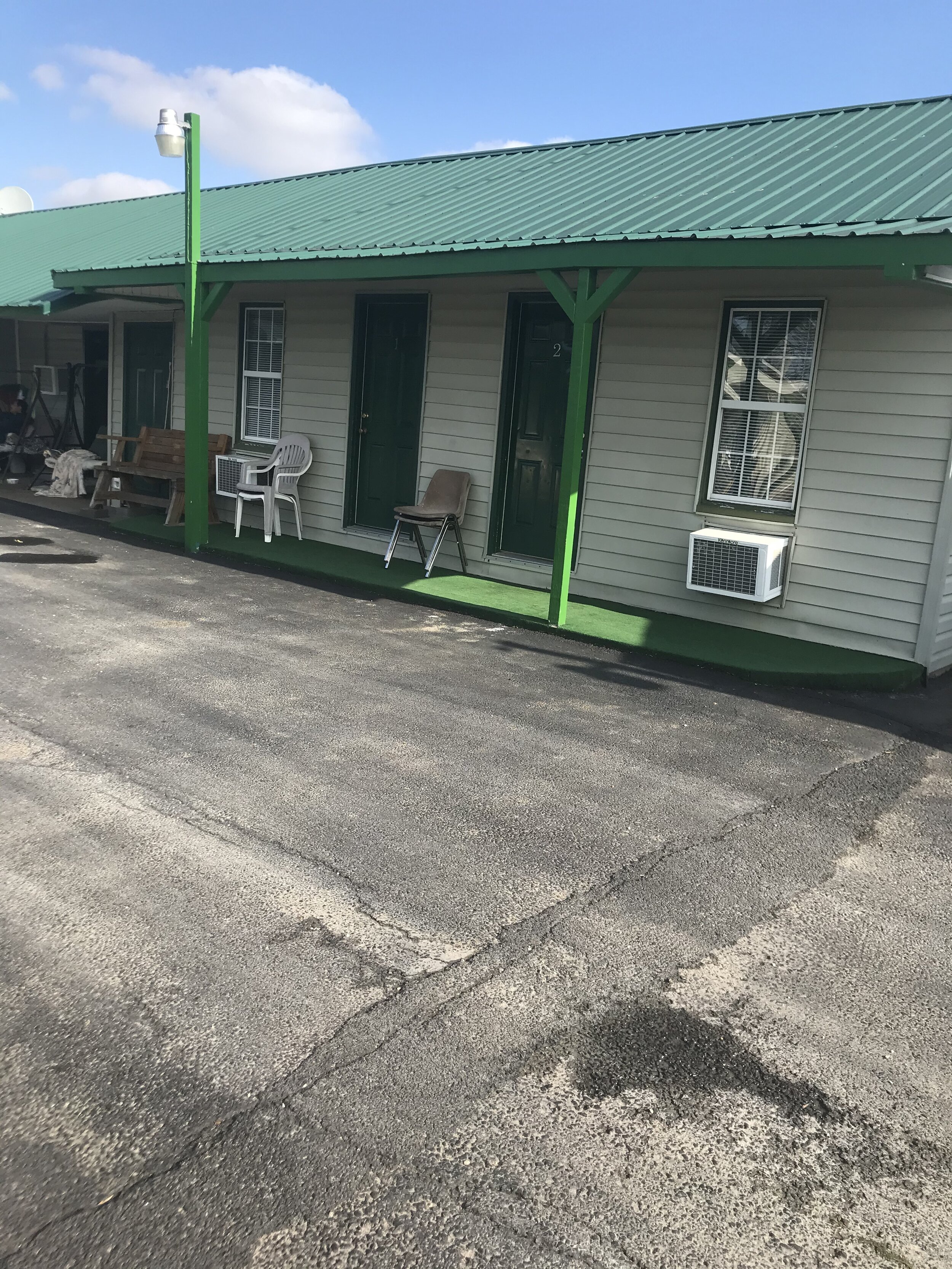 84 West Motel Exterior