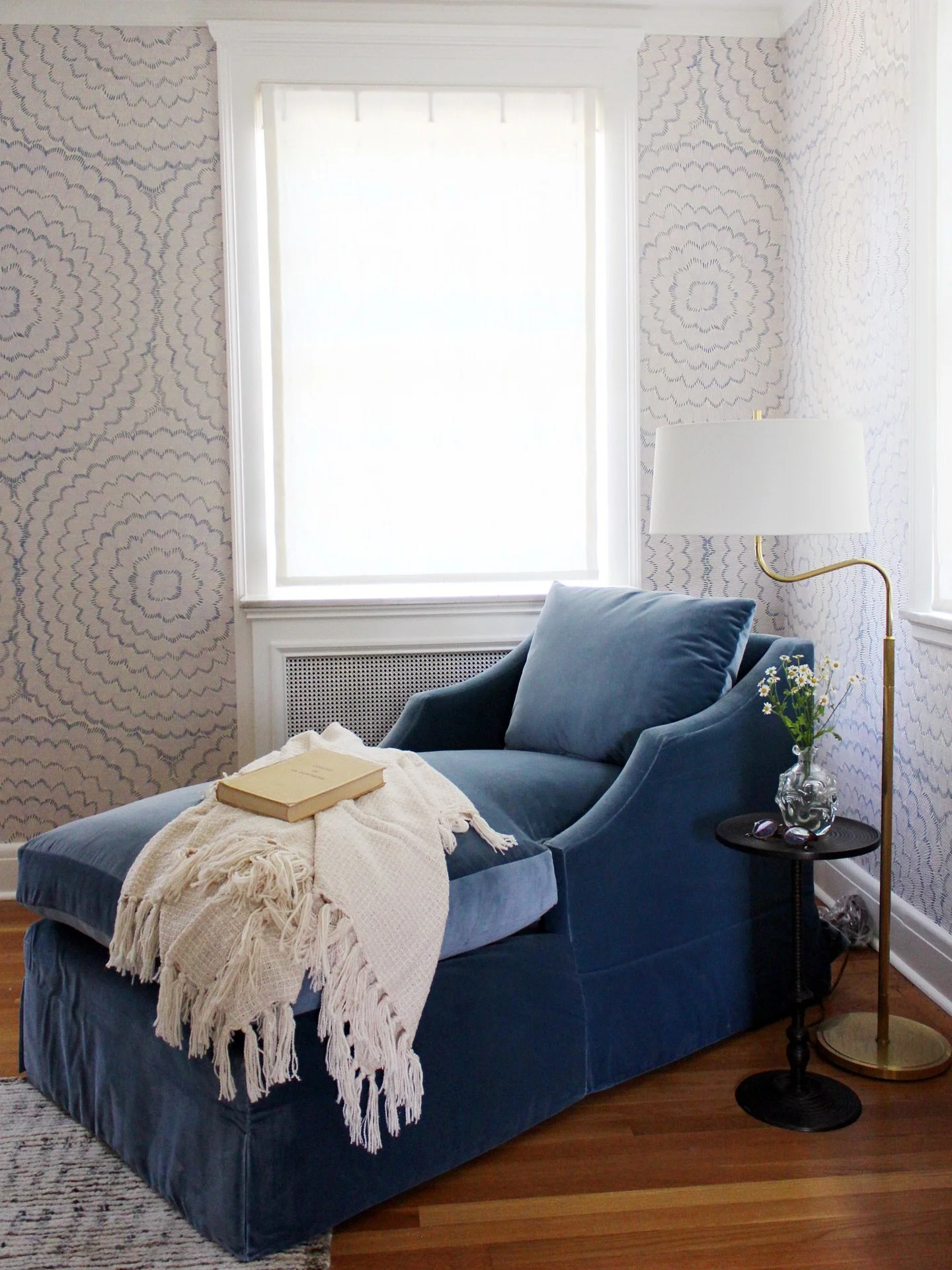 Because even a corner should feel like a destination.  Designed with intention, styled for stillness. ☁️ 

#pittsburghinteriordesign #pittsburghinteriordesigner #pittsburghhomes #elevatedinteriors