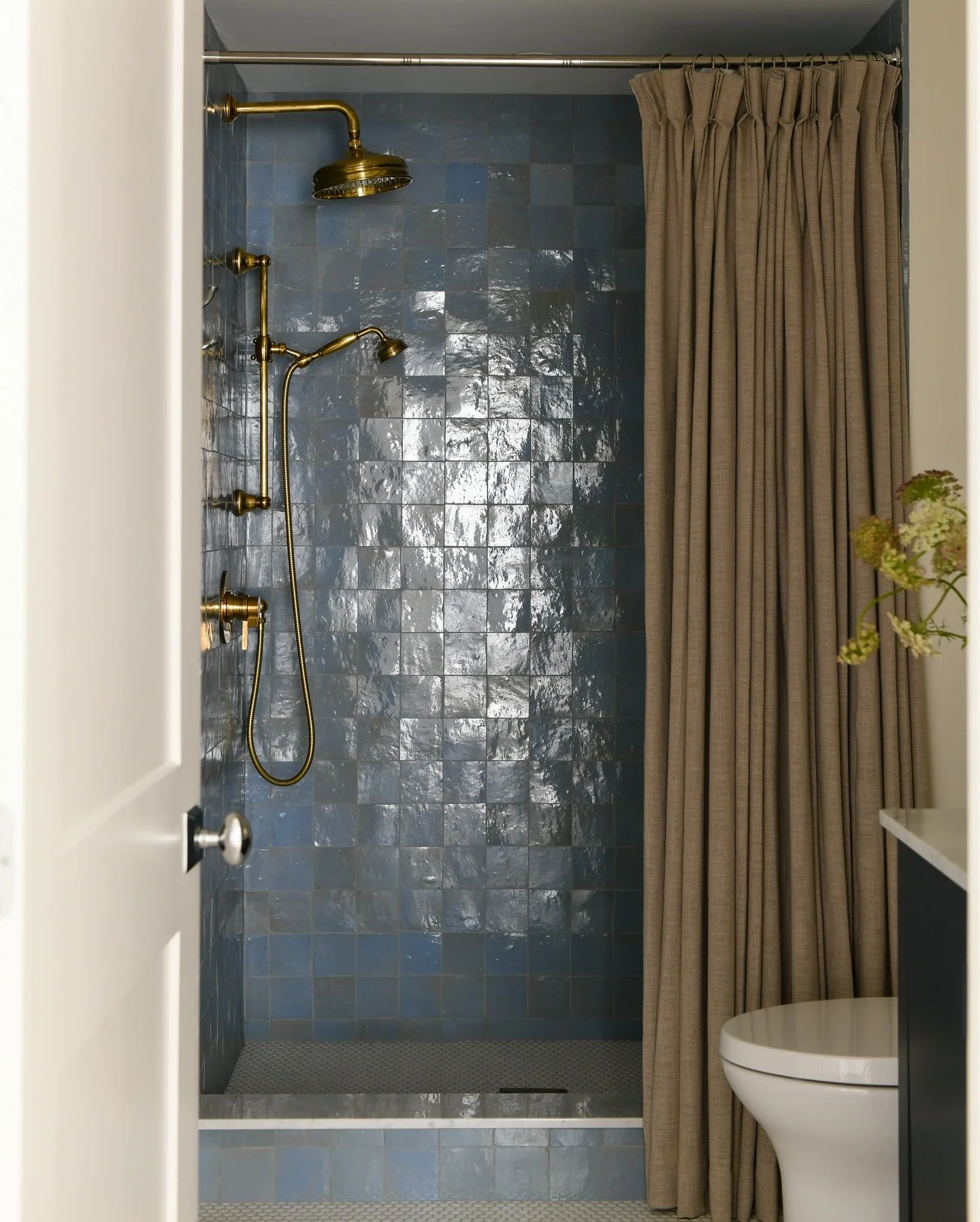 Glossy blue zellige, warm brass, and a touch of linen. Proof that simplicity, done thoughtfully, can feel like quiet luxury.

📸: @erinashkelly 

#pittsburghinteriordesigner #pittsburghinteriordesign #zelligetile #bathroomsofinstagram #moderntraditio