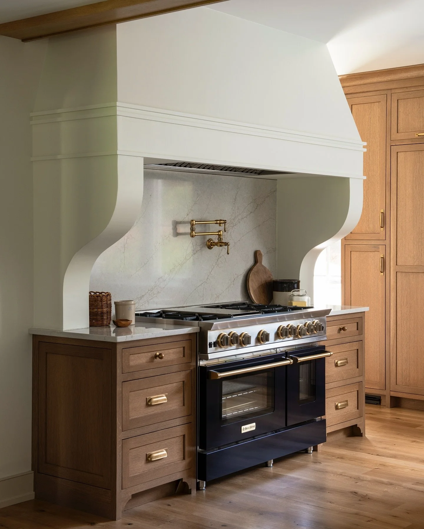 Every curve, finish, and proportion considered.

📸: @erinashkelly

#pittsburghinteriors #pittsburghinteriordesigner