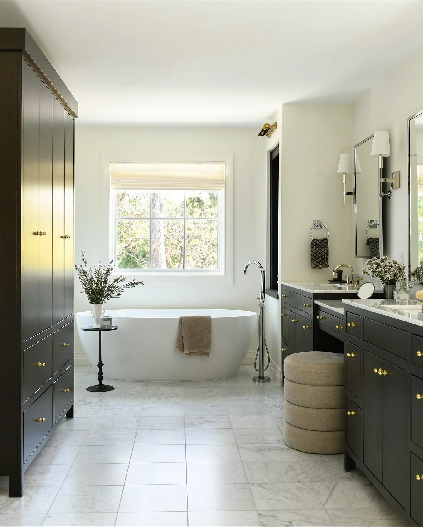 A room designed for everyday function with just enough indulgence. Calm light, tailored storage, and a tub that makes a slow Sunday soak feel like a ritual. 

📸: @erinashkelly

#pittsburghinteriordesign #pittsburghhomes #housesofpgh #pittsburghdesig