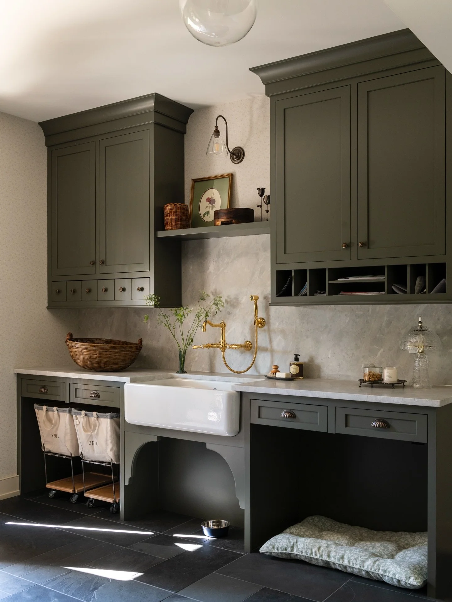 A mudroom that keeps the day running smoothly. Sorted mail, easy laundry, and built-in comfort for the one who follows you from room to room. 

📸: @erinashkelly