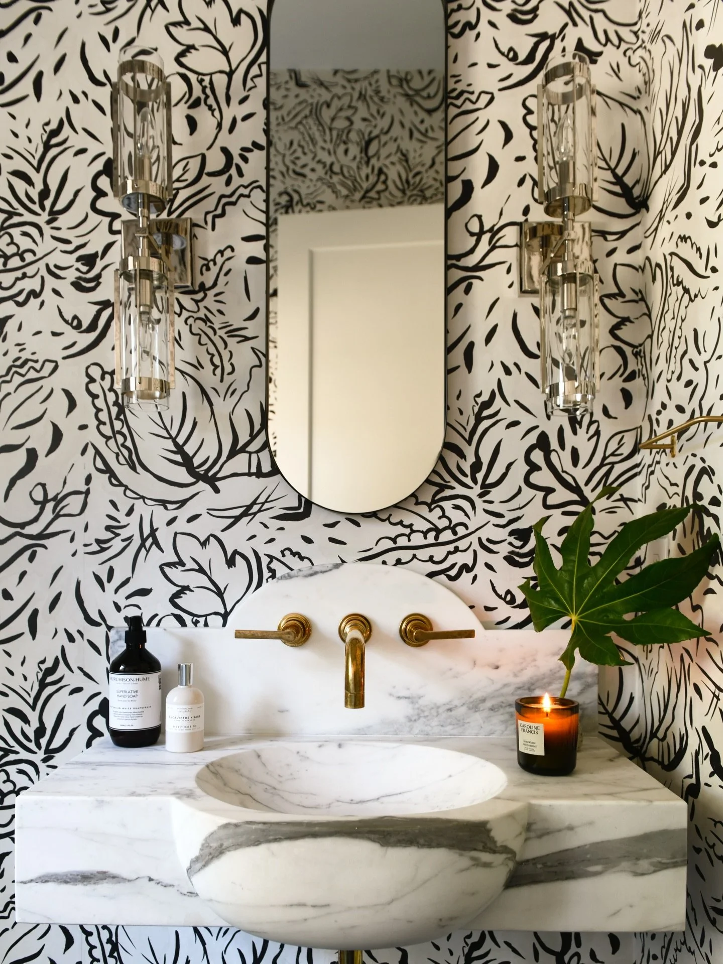 Small room, big energy. The wallpaper&rsquo;s loud, the marble&rsquo;s chill, and together they&rsquo;re kind of perfect.

📸: @erinashkelly