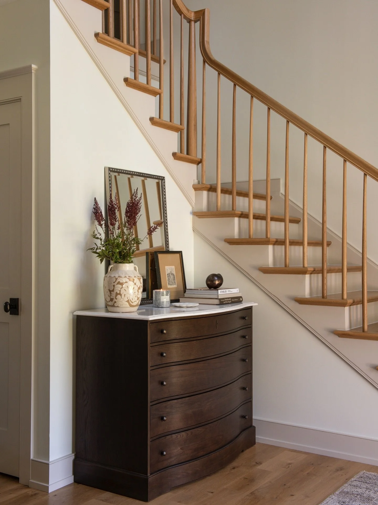 By updating the stairs and railings in this first floor reno, it became one of those details that quietly supports the entire project while setting the tone the moment you walk in. 

📸: @erinashkelly