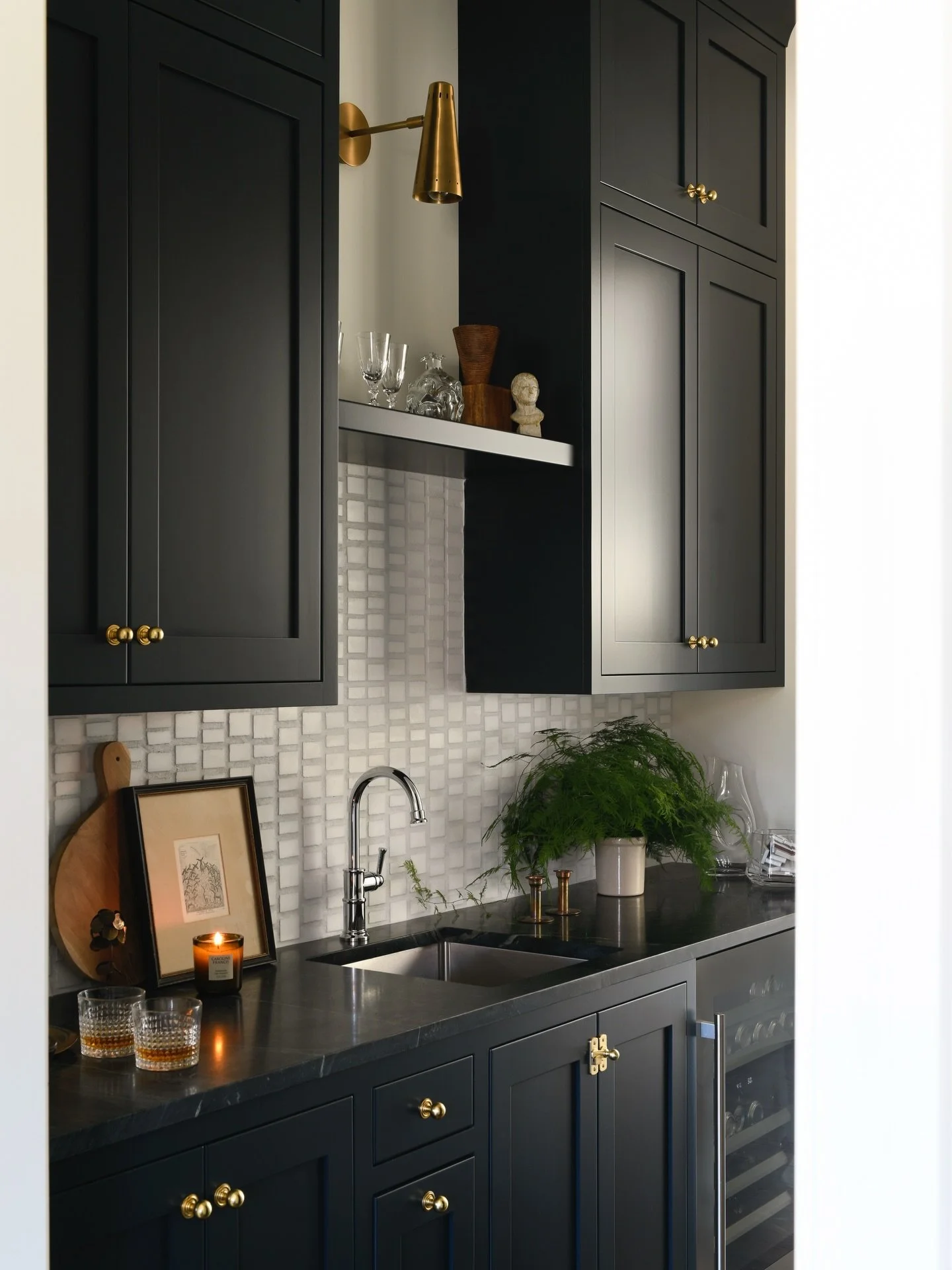 A cozy bar setup that makes a Friday night in feel like the right choice 🥃 

📸: @erinashkelly