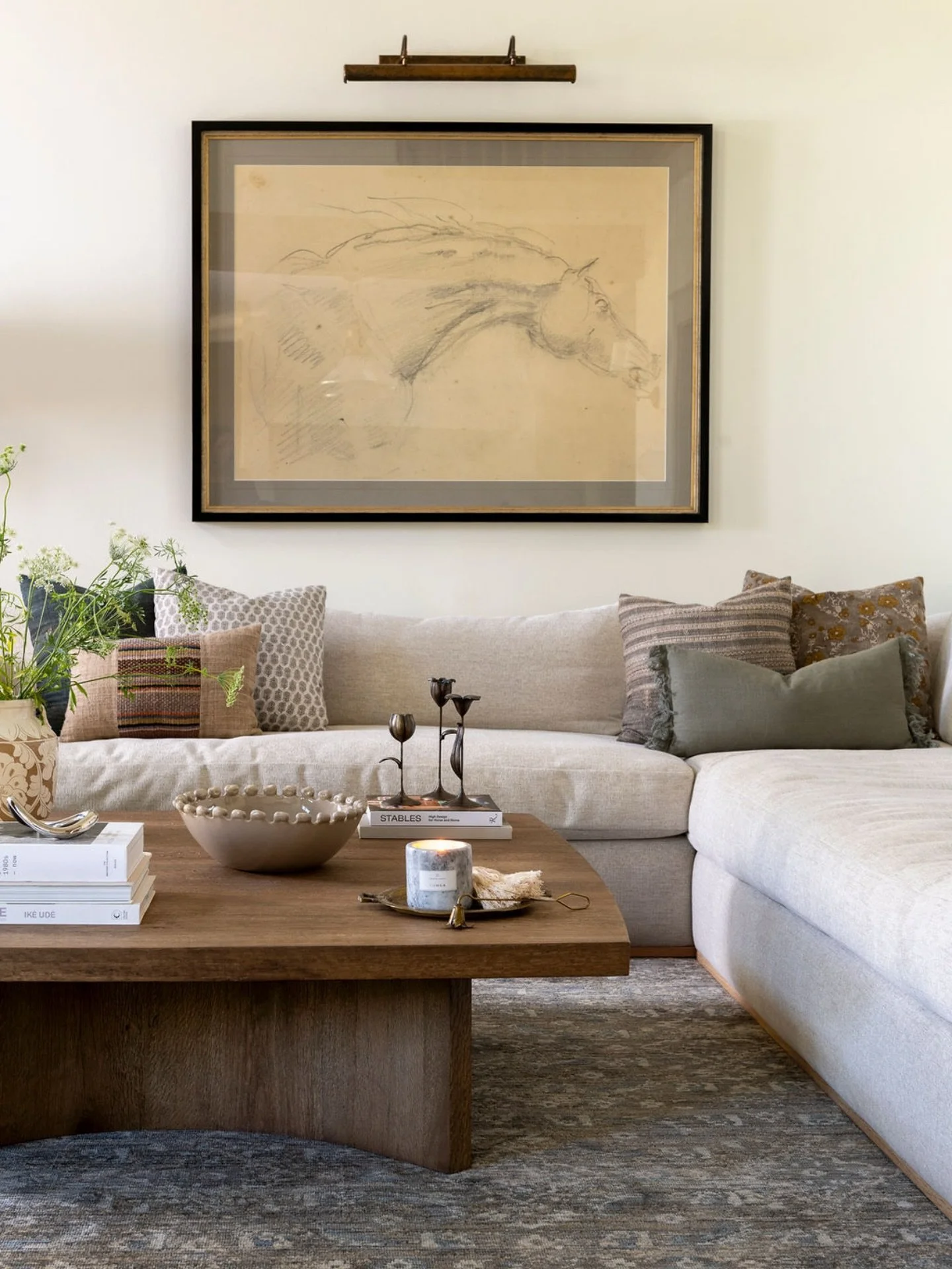 Effortless, warm, and right at home. 

📸: @erinashkelly

#pittsburghinteriordesign #pittsburghhomes #housesofpgh #pittsburghdesigner