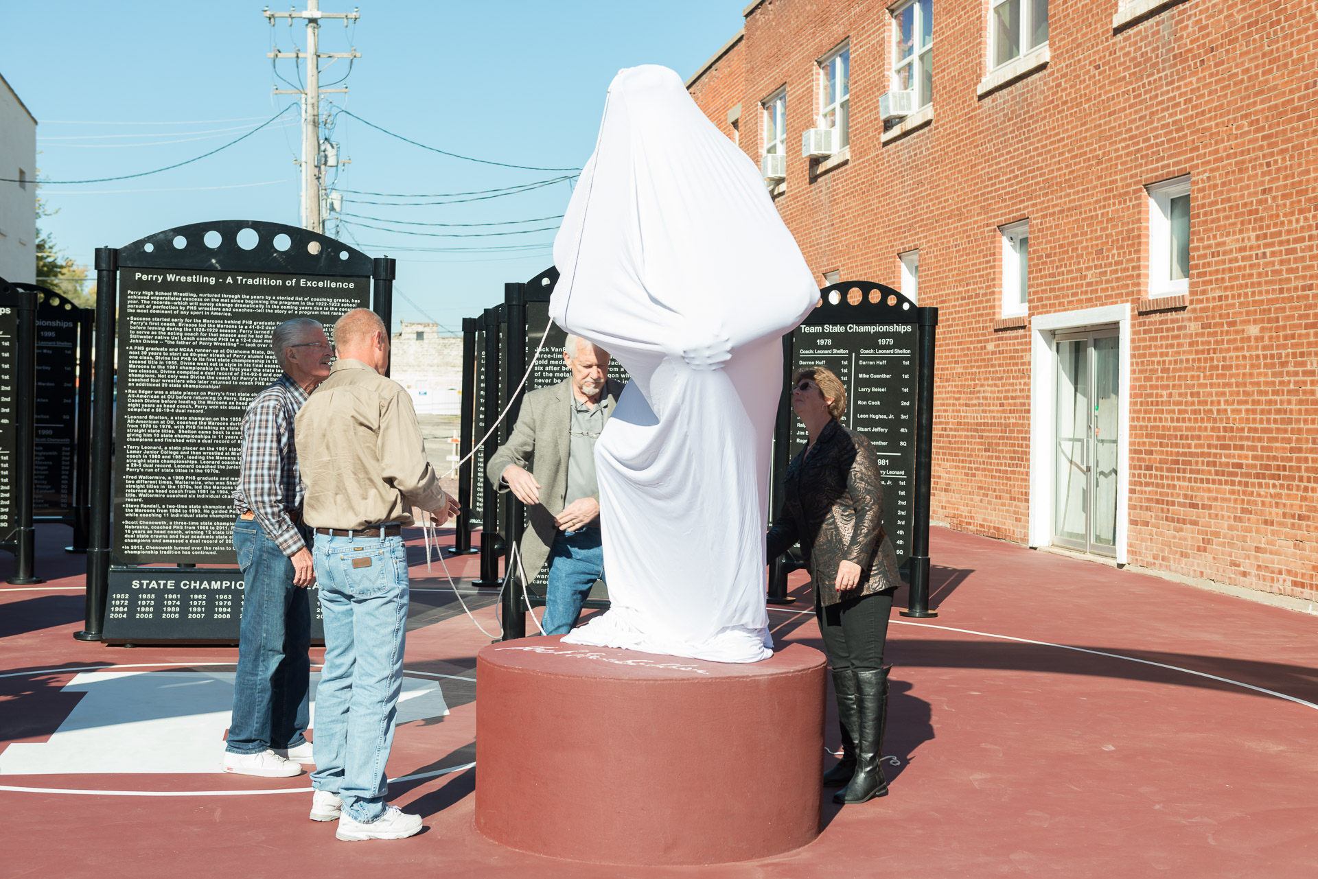 Perry Wrestling VanBebber Statue 1920px - 384.jpg