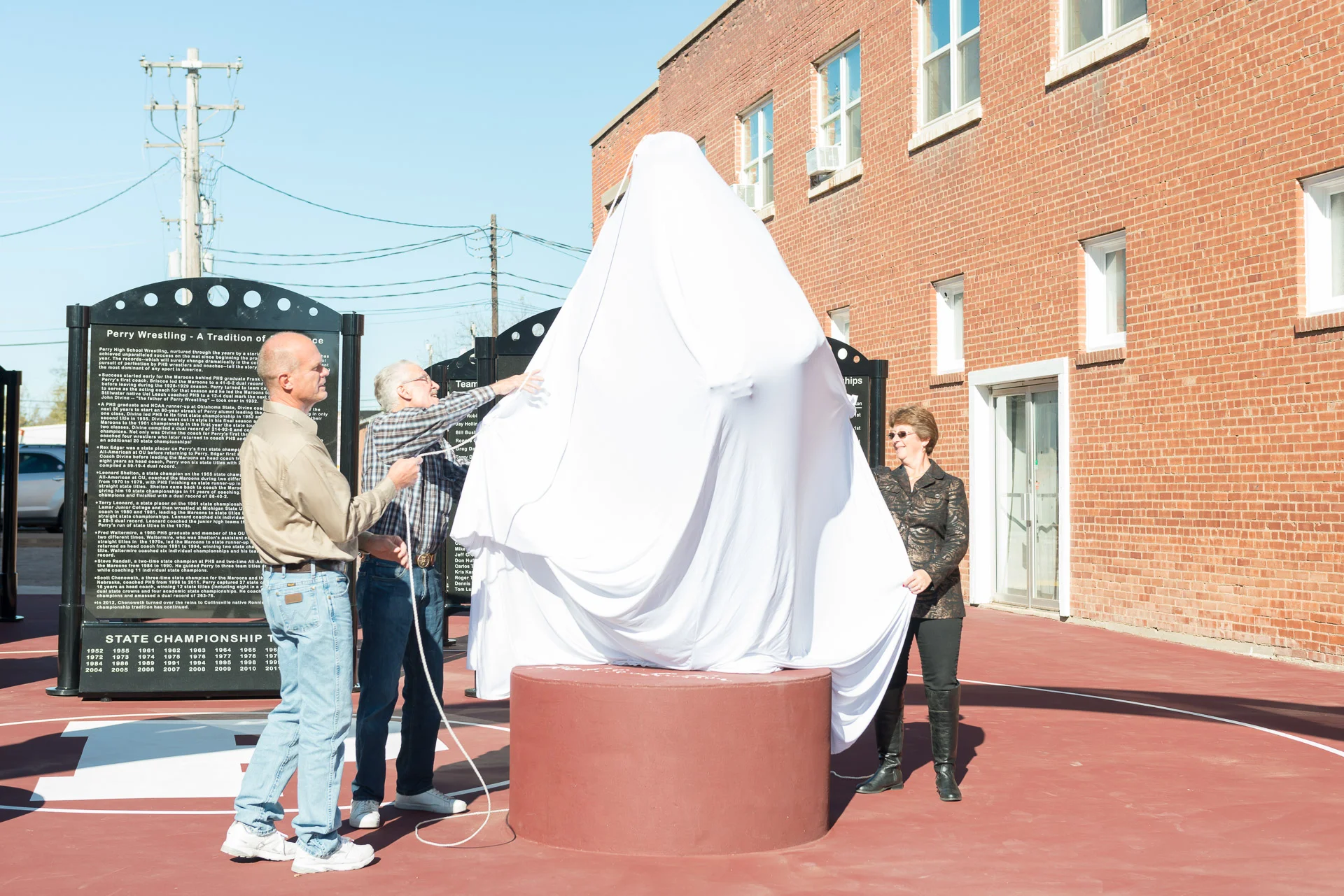 Perry Wrestling VanBebber Statue 1920px - 386.jpg
