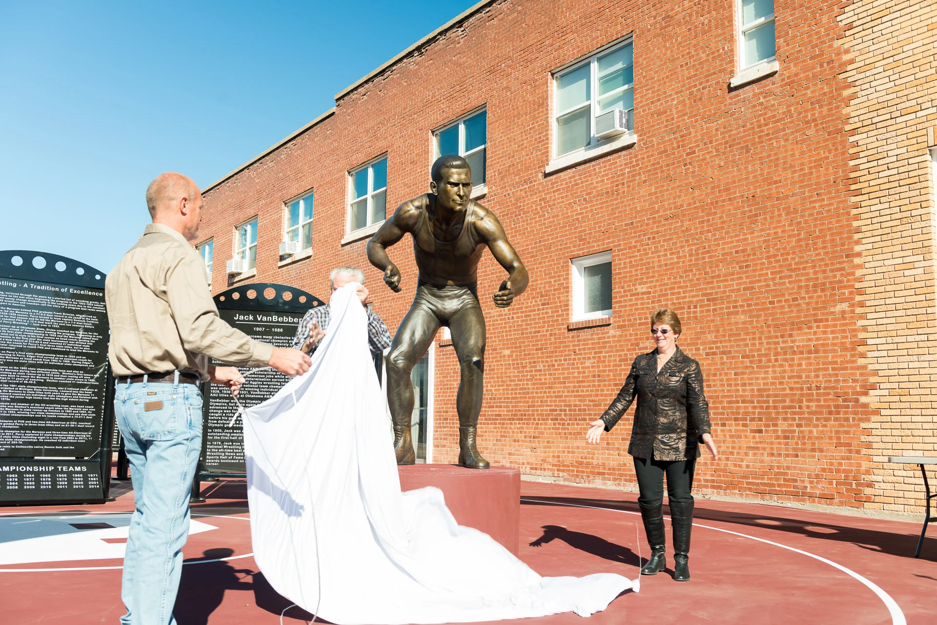 Perry Wrestling VanBebber Statue 1920px - 397.jpg