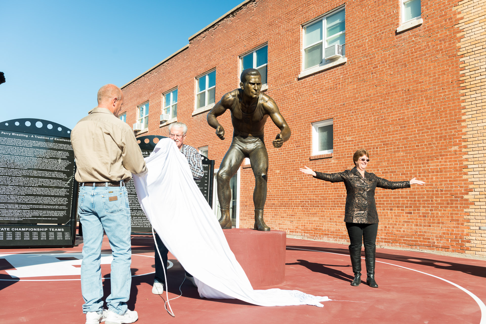 Perry Wrestling VanBebber Statue 1920px - 399.jpg