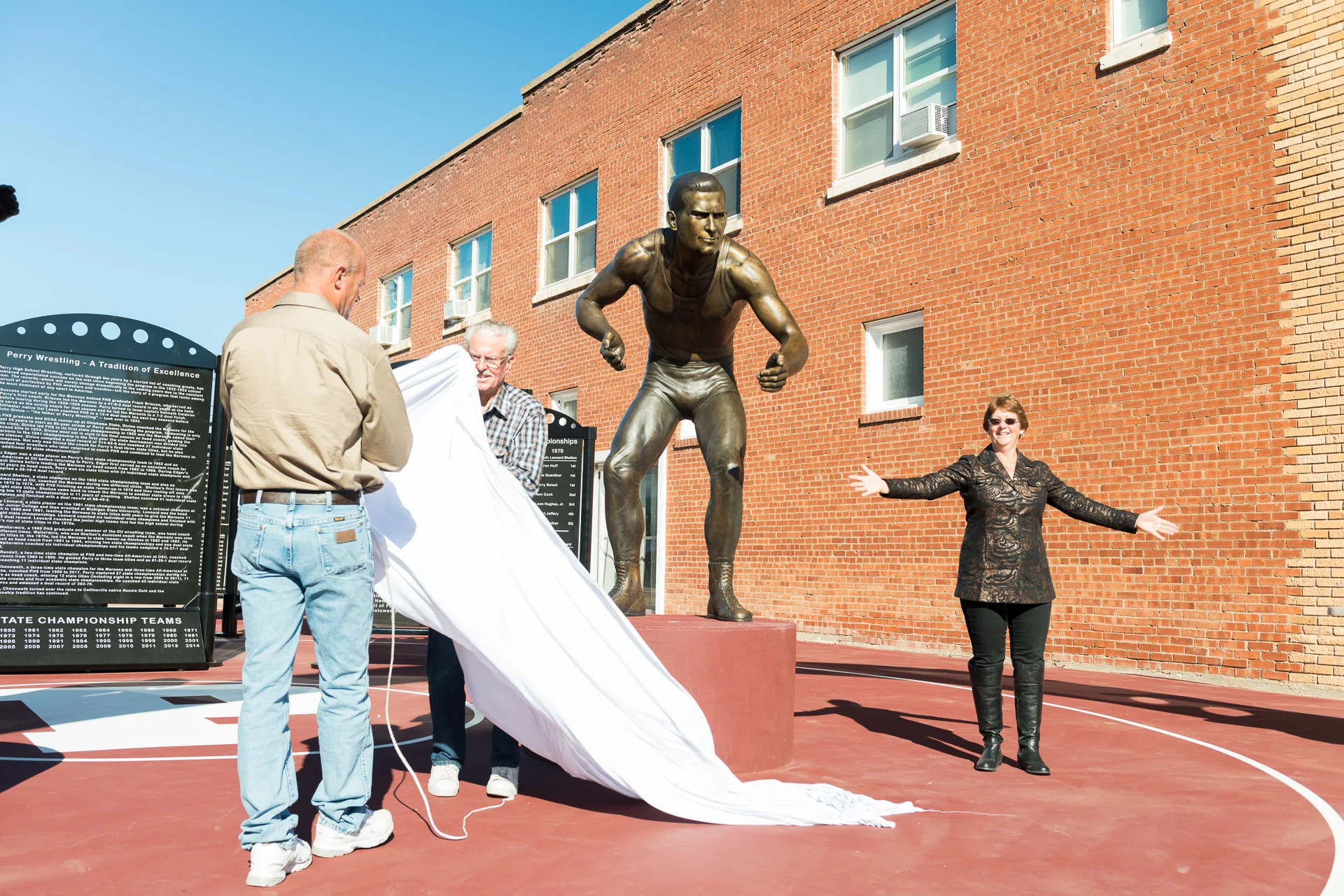 Perry Wrestling VanBebber Statue 1920px - 400.jpg