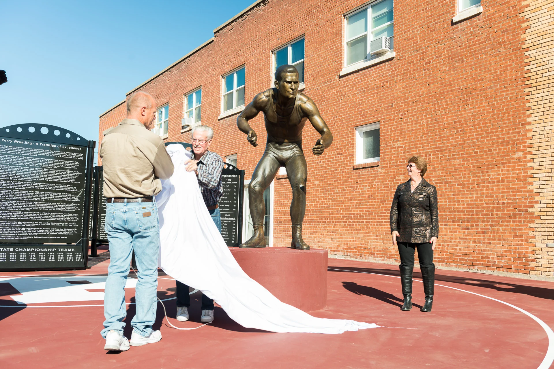 Perry Wrestling VanBebber Statue 1920px - 401.jpg