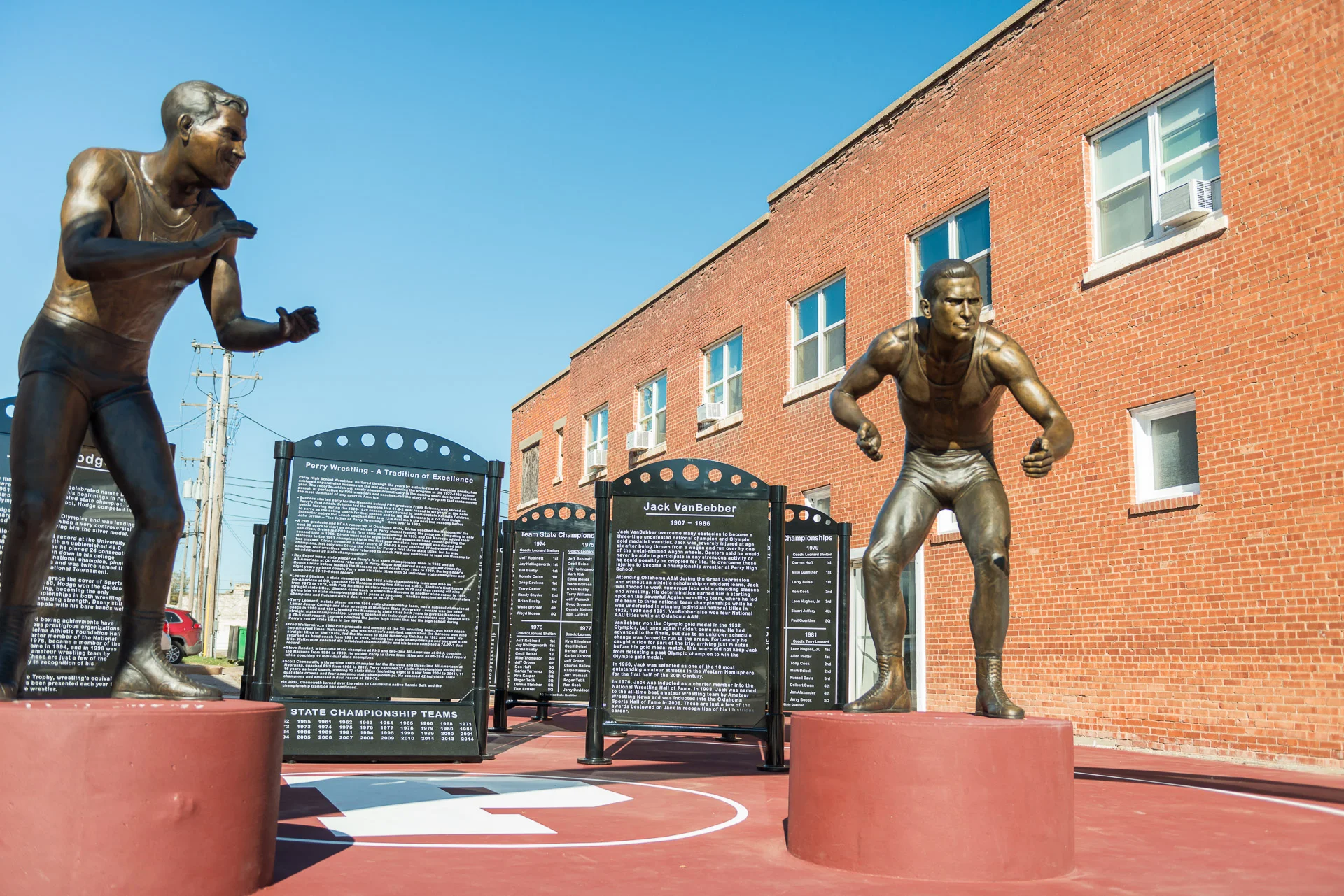 Perry Wrestling VanBebber Statue 1920px - 405.jpg