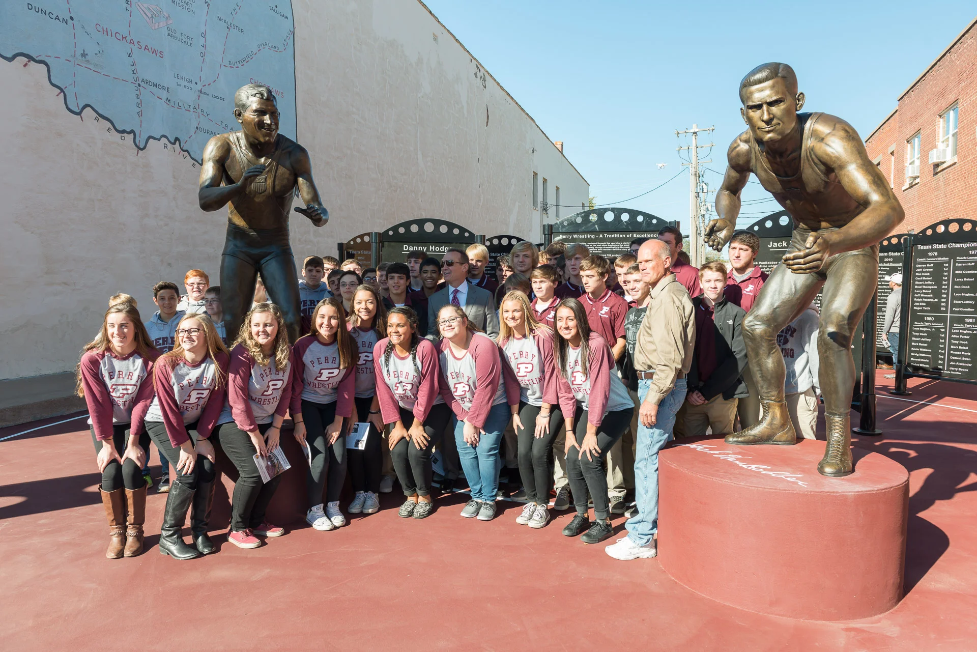 Perry Wrestling VanBebber Statue 1920px - 430.jpg