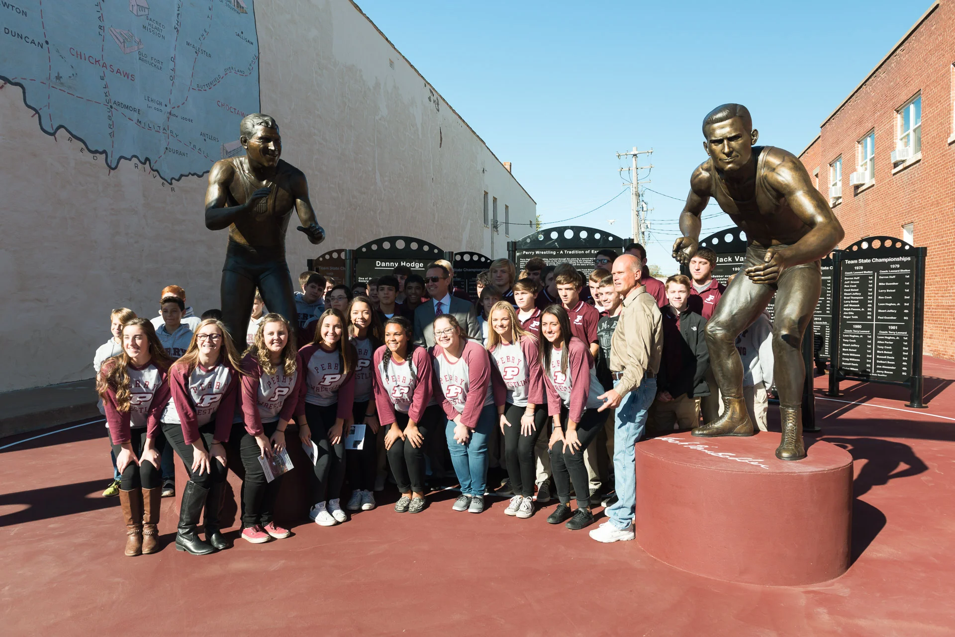 Perry Wrestling VanBebber Statue 1920px - 432.jpg