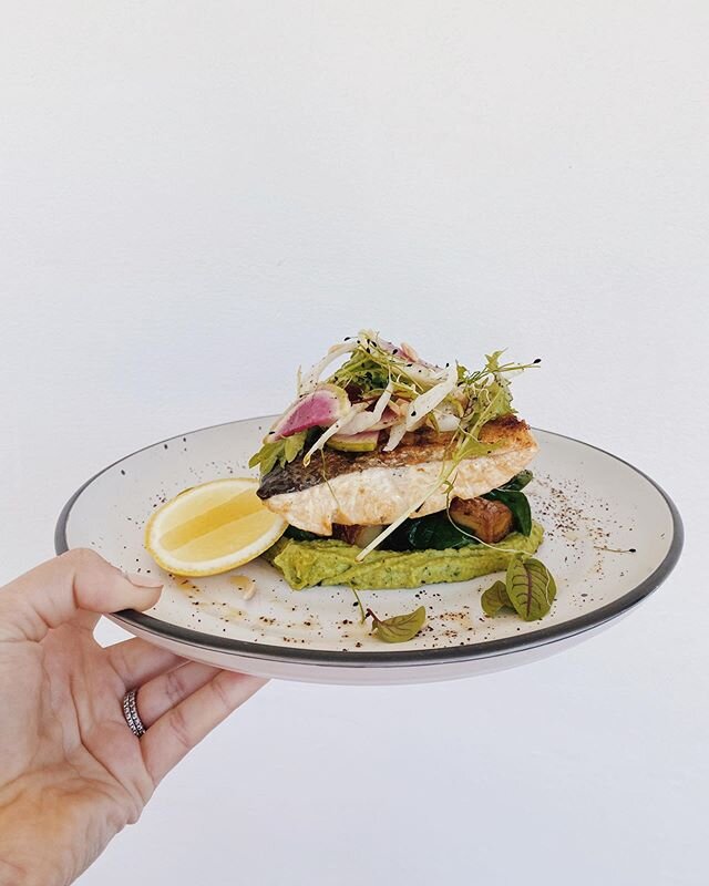 GRILLED SALMON // in-house pea pur&eacute;e , roasted potatoes , spinach , fennel , radish salad, roasted almonds🍴