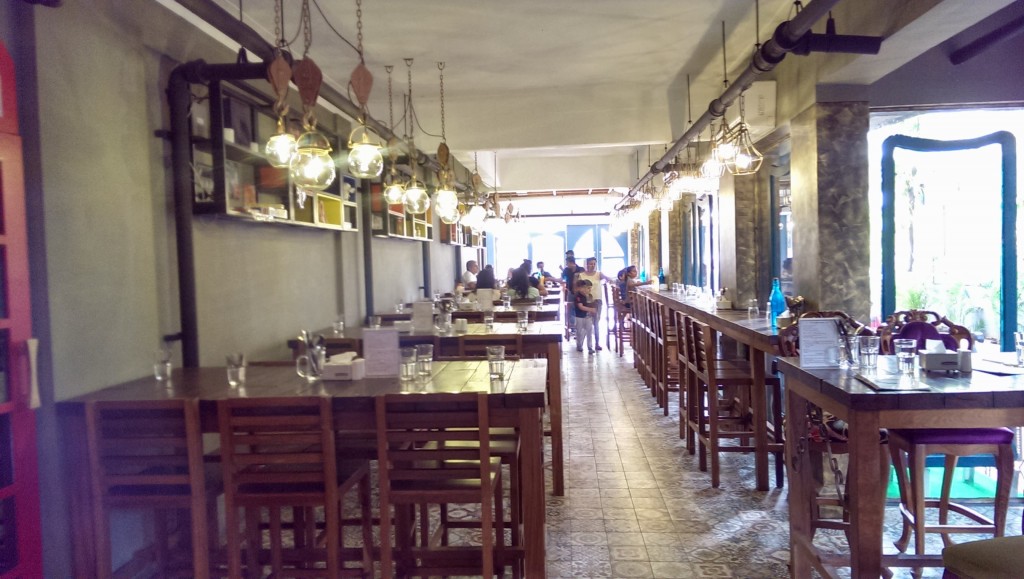 Pretty Chandeliers @ Me So Happi, Bandra