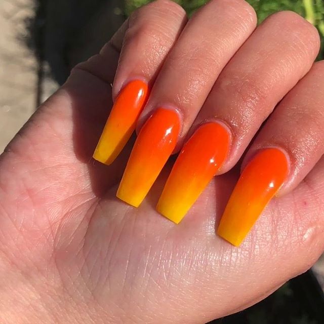 On ❤️ le orange 🍊! #nails #nailart #nailsofinstagram #coffinnails #balerinanails #babyboomernails #orangenails #neonnails #ombrenails @chez_miss_tinguette