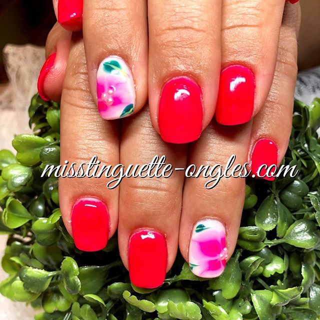 #nails #nailart #nailsofinstagram💅 #nailsofinstagram #flowers #flowernails #flowernailart #airbrush #pinknails #squovalnails @chez_miss_tinguette