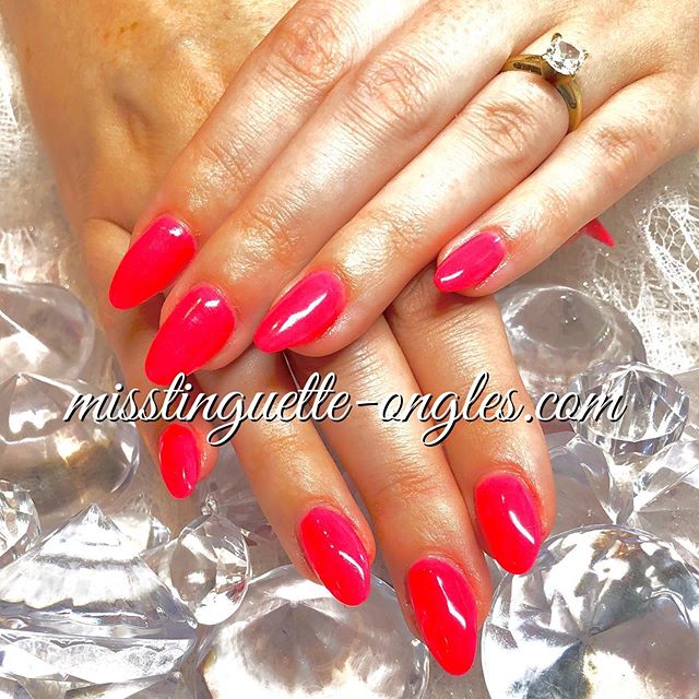 Un beau amande rose ! #nails #ovalnails #almondnails #pinknails #neonnails #nailsofinstagram #nailsofinstagram💅 @chez_miss_tinguette
